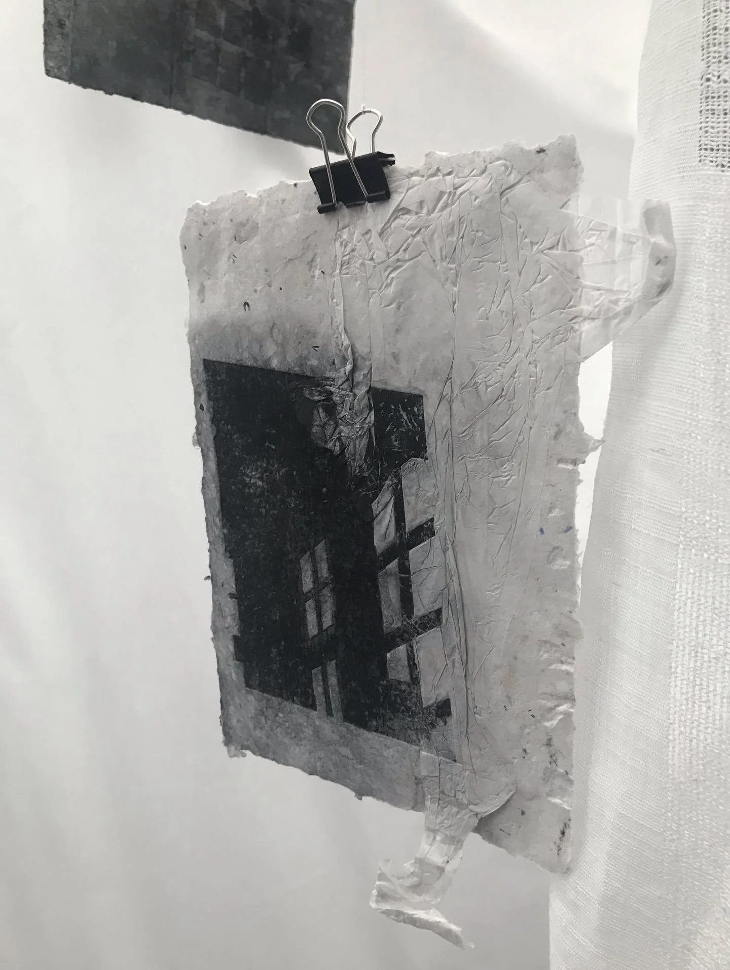 &mdash; Point of View &mdash;

En serie v&aelig;rker i h&aring;ndgjort papir. Jeg unders&oslash;ger, de stoflige udtryk der opst&aring;r, n&aring;r man printer p&aring; det h&aring;ndgjorte papir og kombinerer det med forskellige trykmetoder. 

&mdas