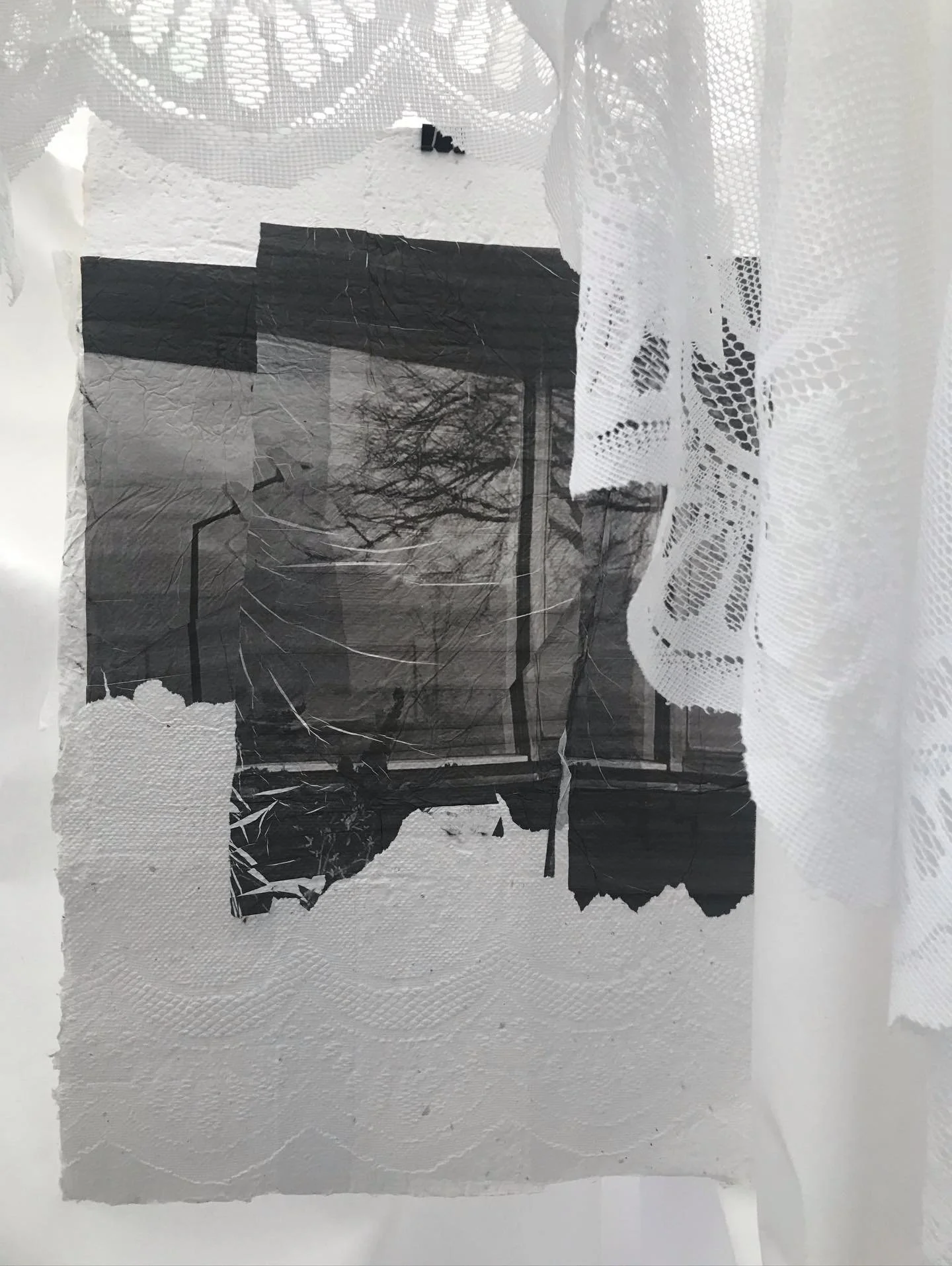 &mdash; Point of View &mdash;

En serie v&aelig;rker i h&aring;ndgjort papir. Jeg unders&oslash;ger, de stoflige udtryk der opst&aring;r, n&aring;r man printer p&aring; det h&aring;ndgjorte papir og kombinerer det med forskellige trykmetoder. 

&bull