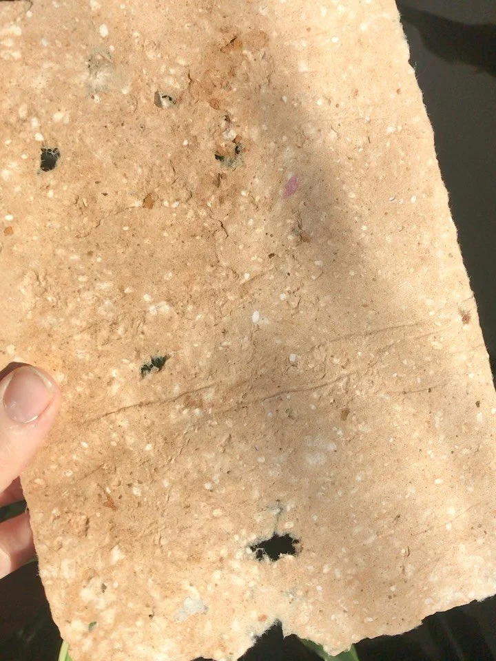 Jeg var i sidste uge oppe og se den fineste papirudstilling p&aring; Silkeborg Bad, mere om det senere&hellip; MEN jeg havde en lille souvenir med hjem (billede 2), noget af det rustr&oslash;de vand/mudder fra kilden. Det skulle jeg selvf&oslash;lgel