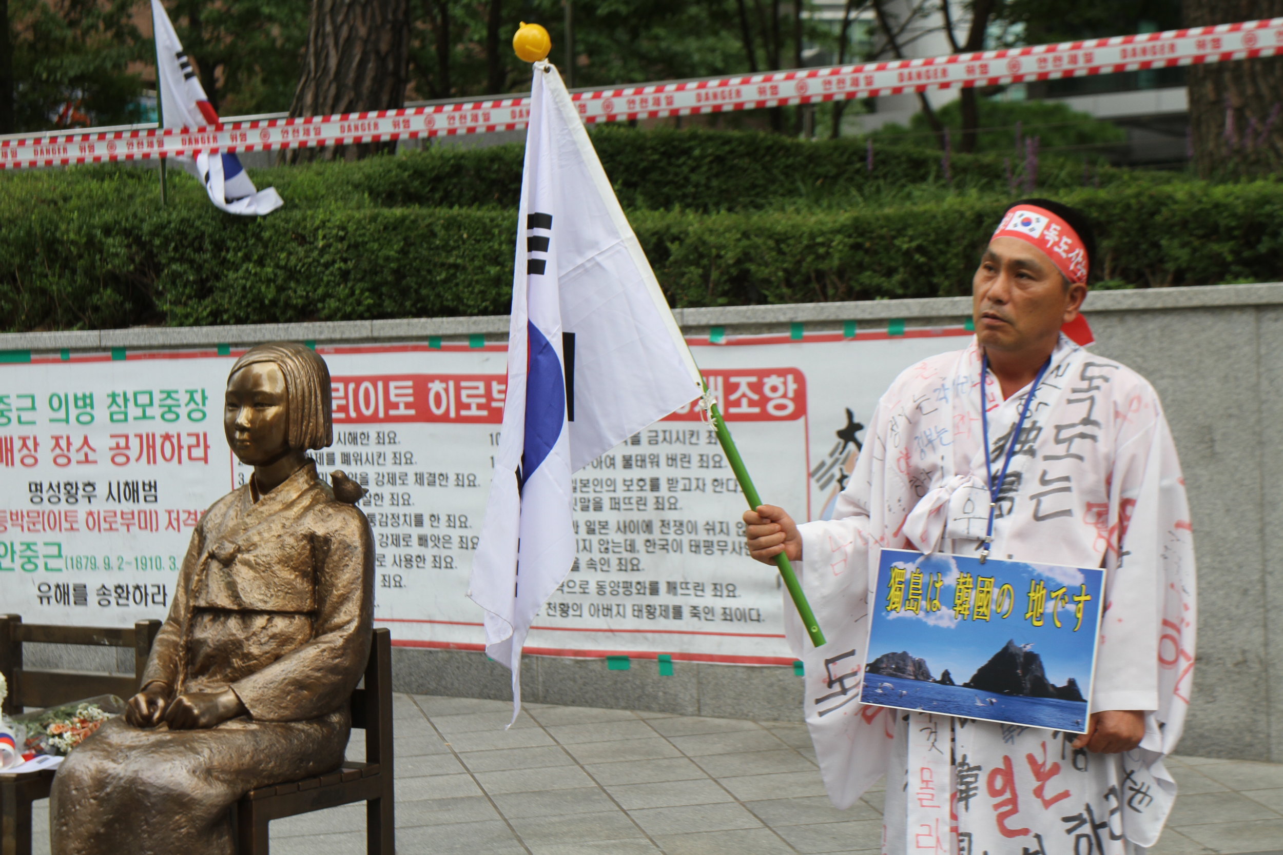 Mr Noh portesting by comfort woman memorial in Seoul.jpg