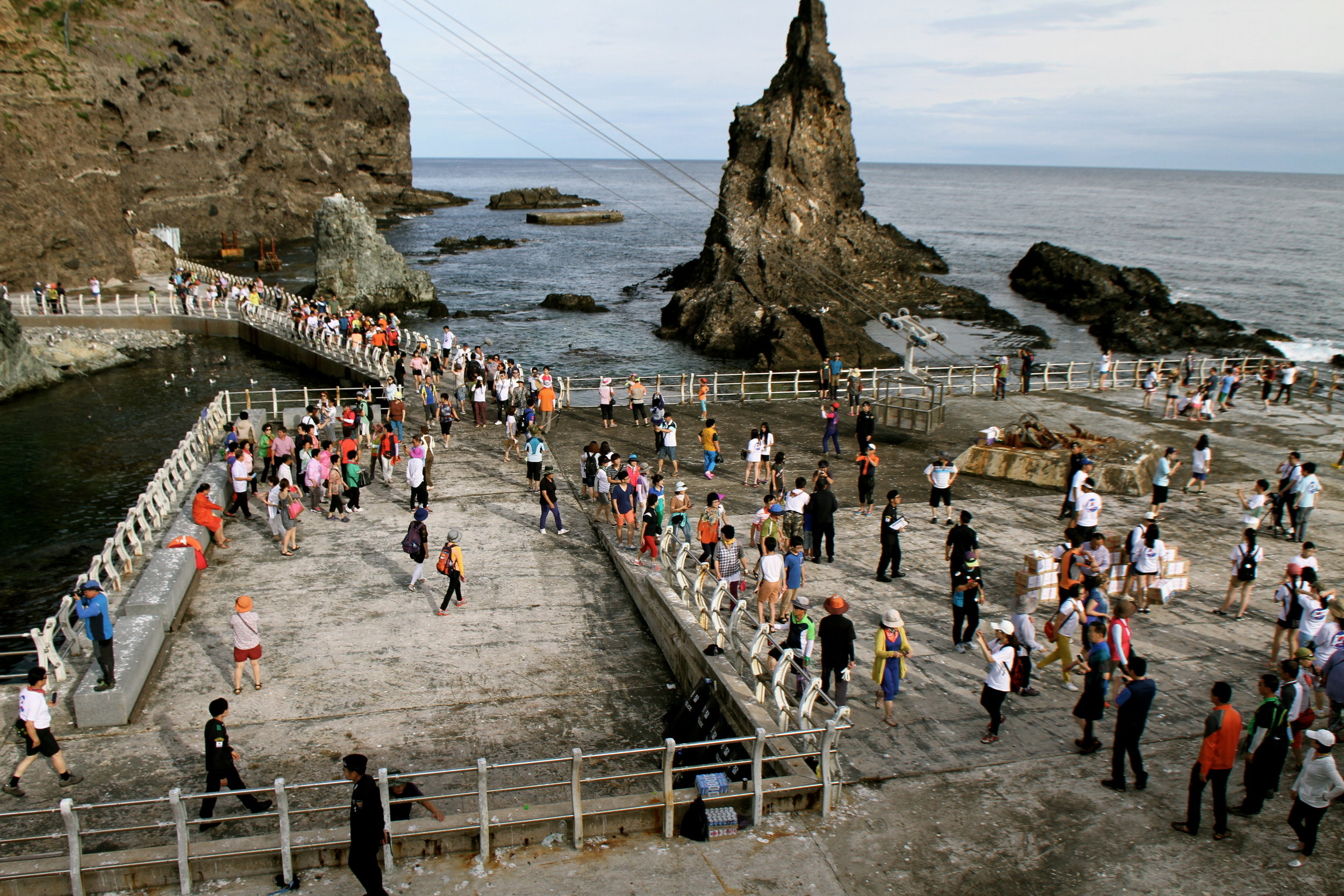 Tourists leave Ferry on Dokdo.jpg