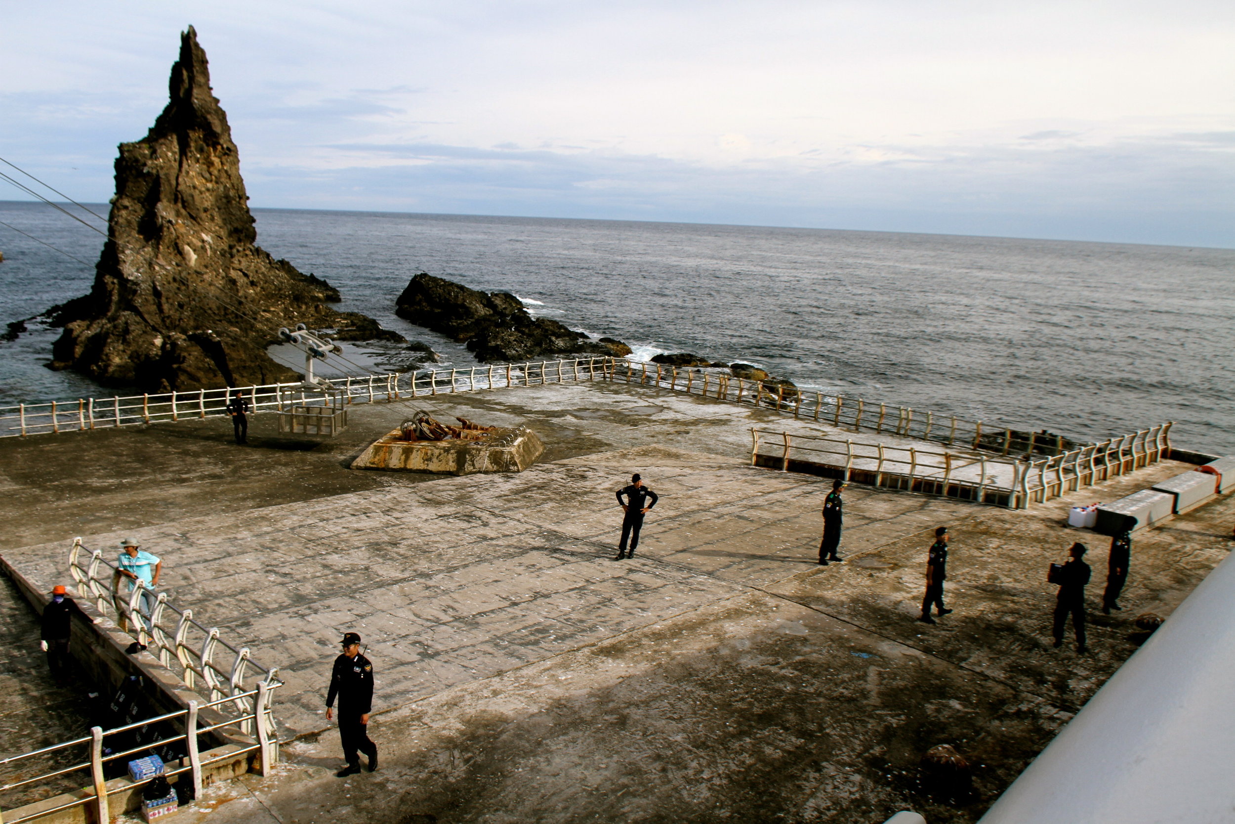 Police on Dokdo Pier.jpg