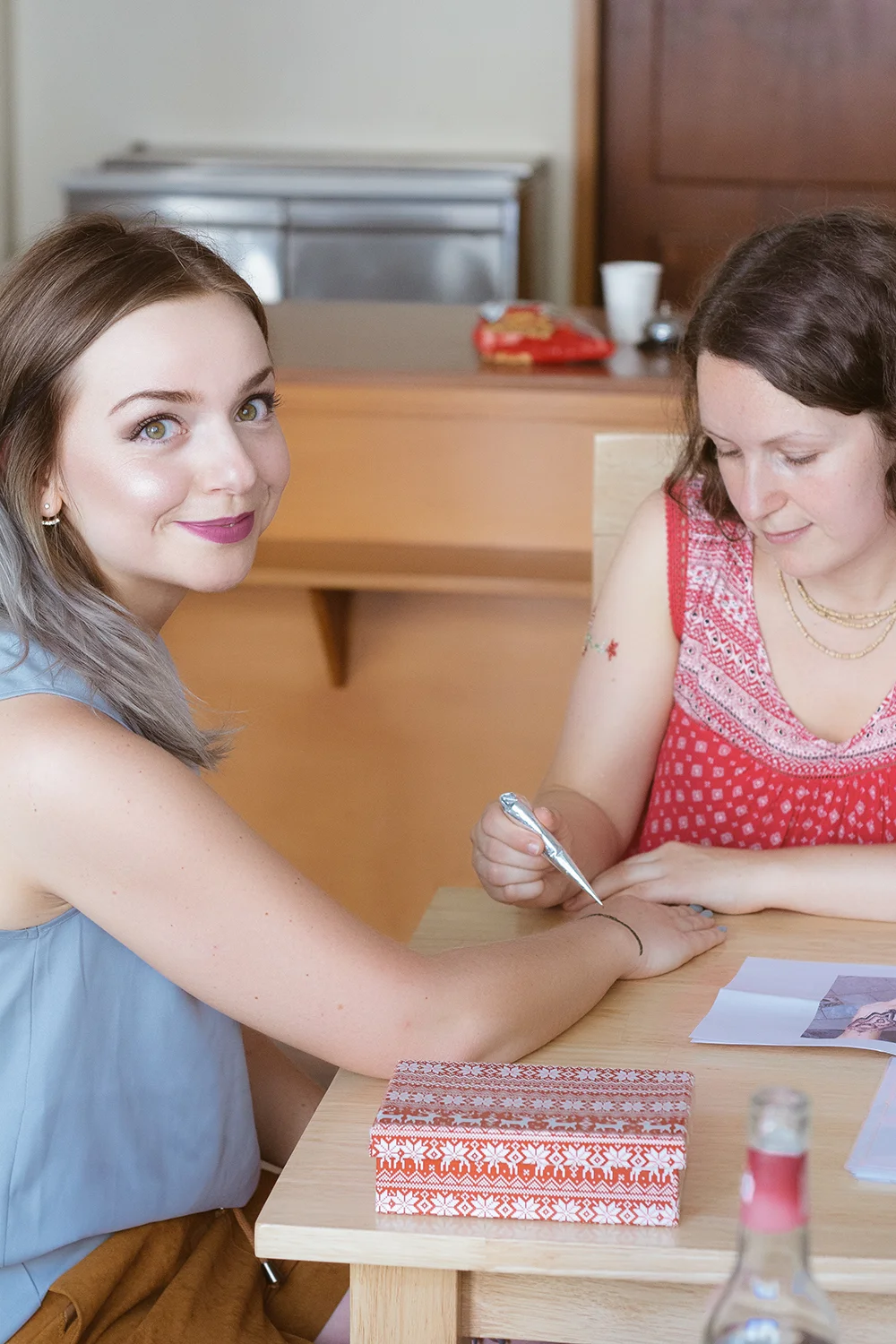 Alexandra und meine Wenigkeit bei der Henna-Bemalung