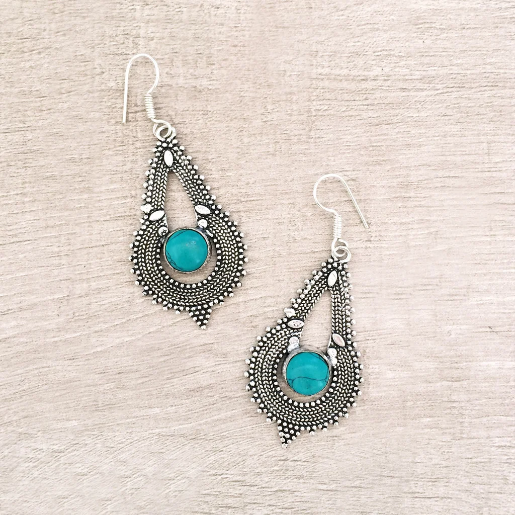 LOVE THOSE PRETTY EARRINGS PHOTOCREDITS: VIA KURAFUCHI