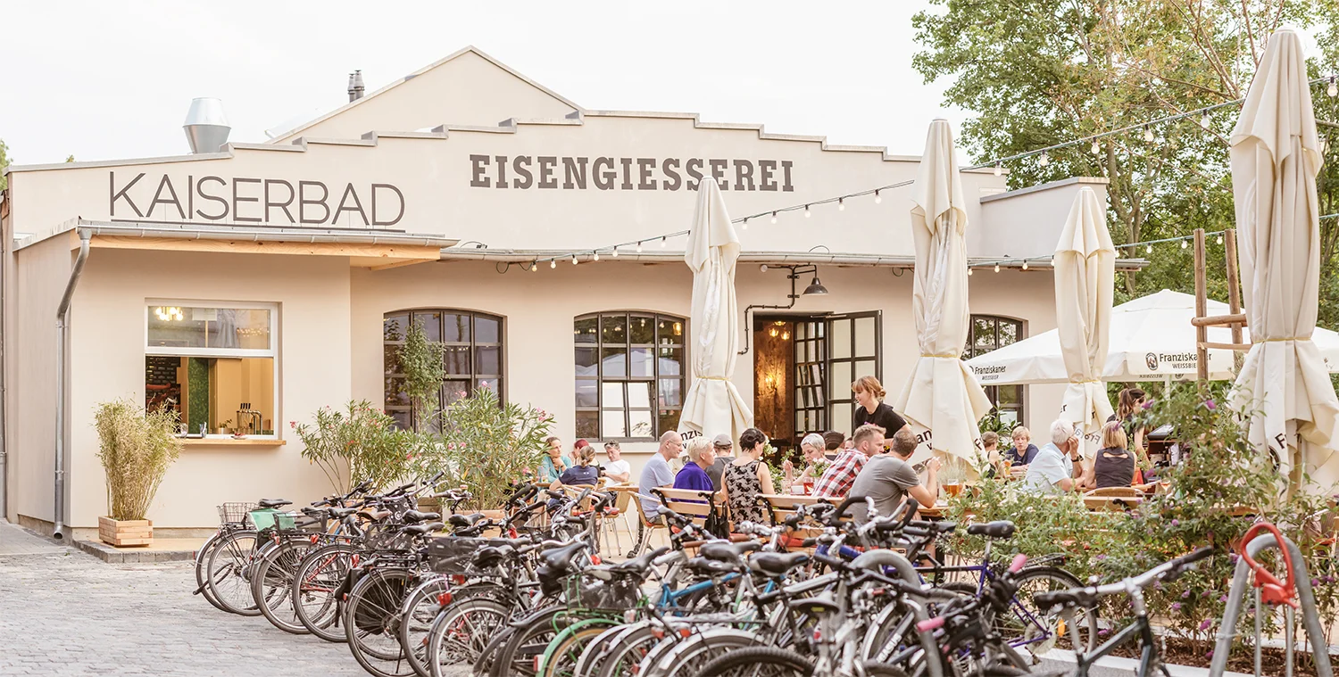 Von außen und der Blick zum Biergarten
