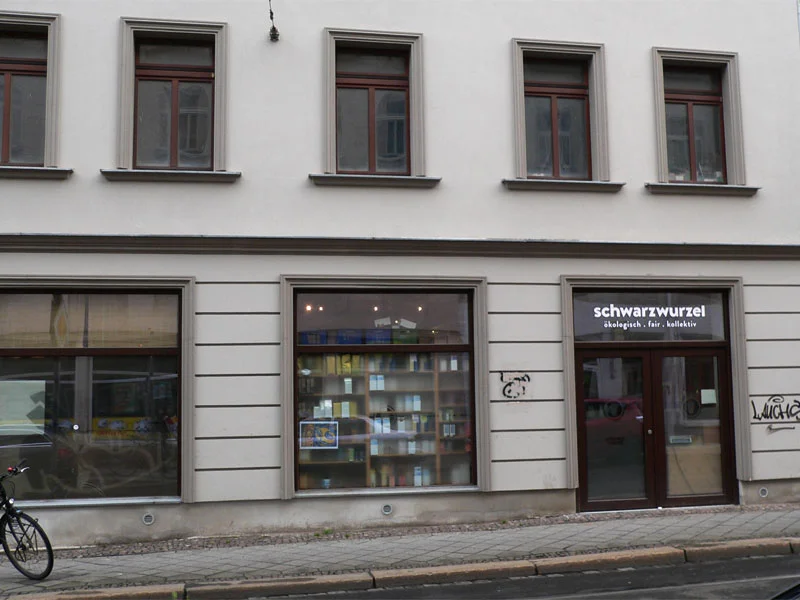 Photo: http://spinnradgeschichten.de/in-der-georg-schwarz-strasse-in-leipzig-irgendwie-ist-es-immer-noch-meine-strasse/schwarzwurzel/