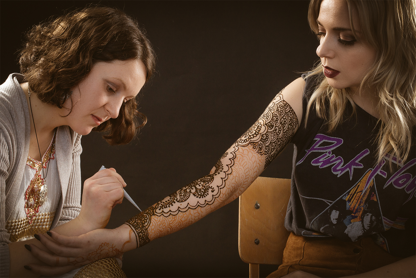 Alexandra malt generell alles freihändig auf, hat aber hier (aufgrund der Größe des Hennas) leicht vorgezeichnet.