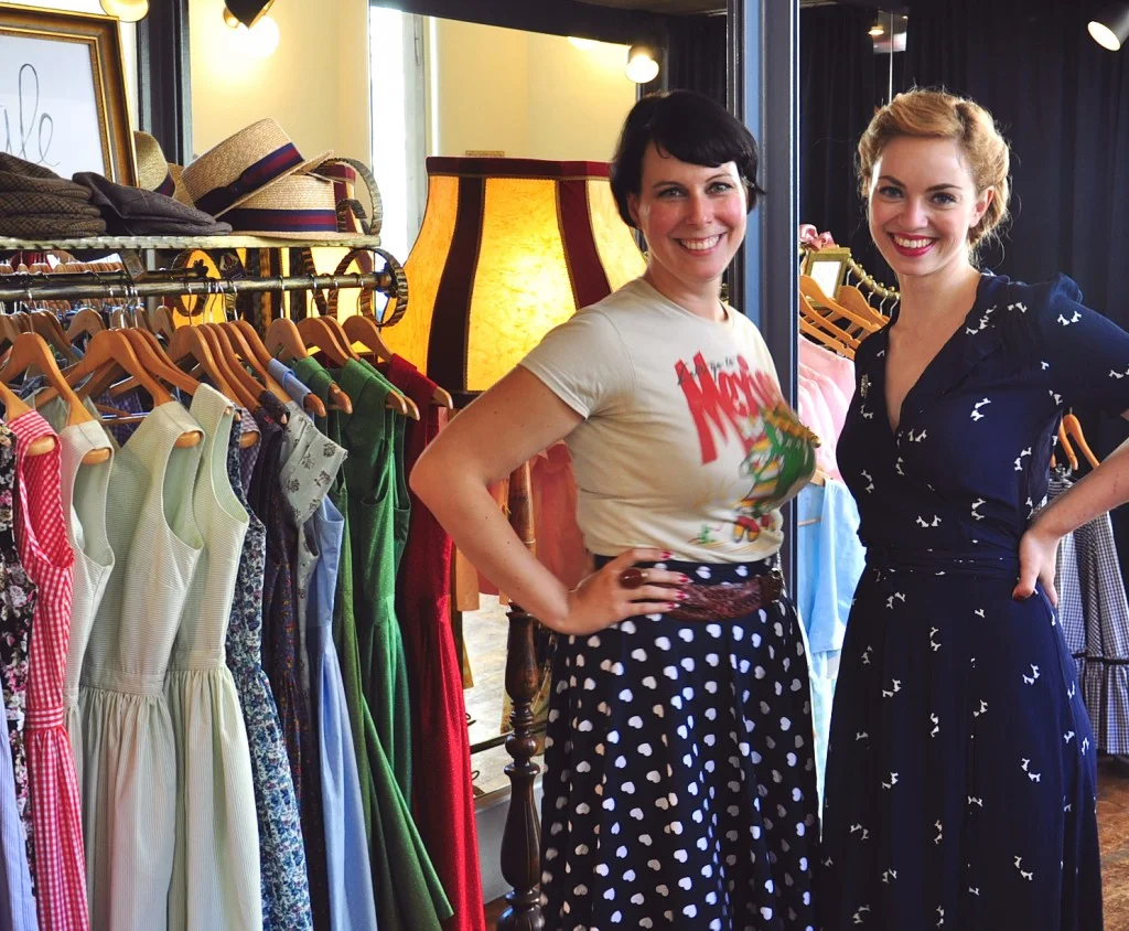 Designerin Antonia (links) und Victoria vom Leipziger Blog Vintagemädchen im Store "Goldstück by Wiener Kreation" Photocredit: Vintagemädchen