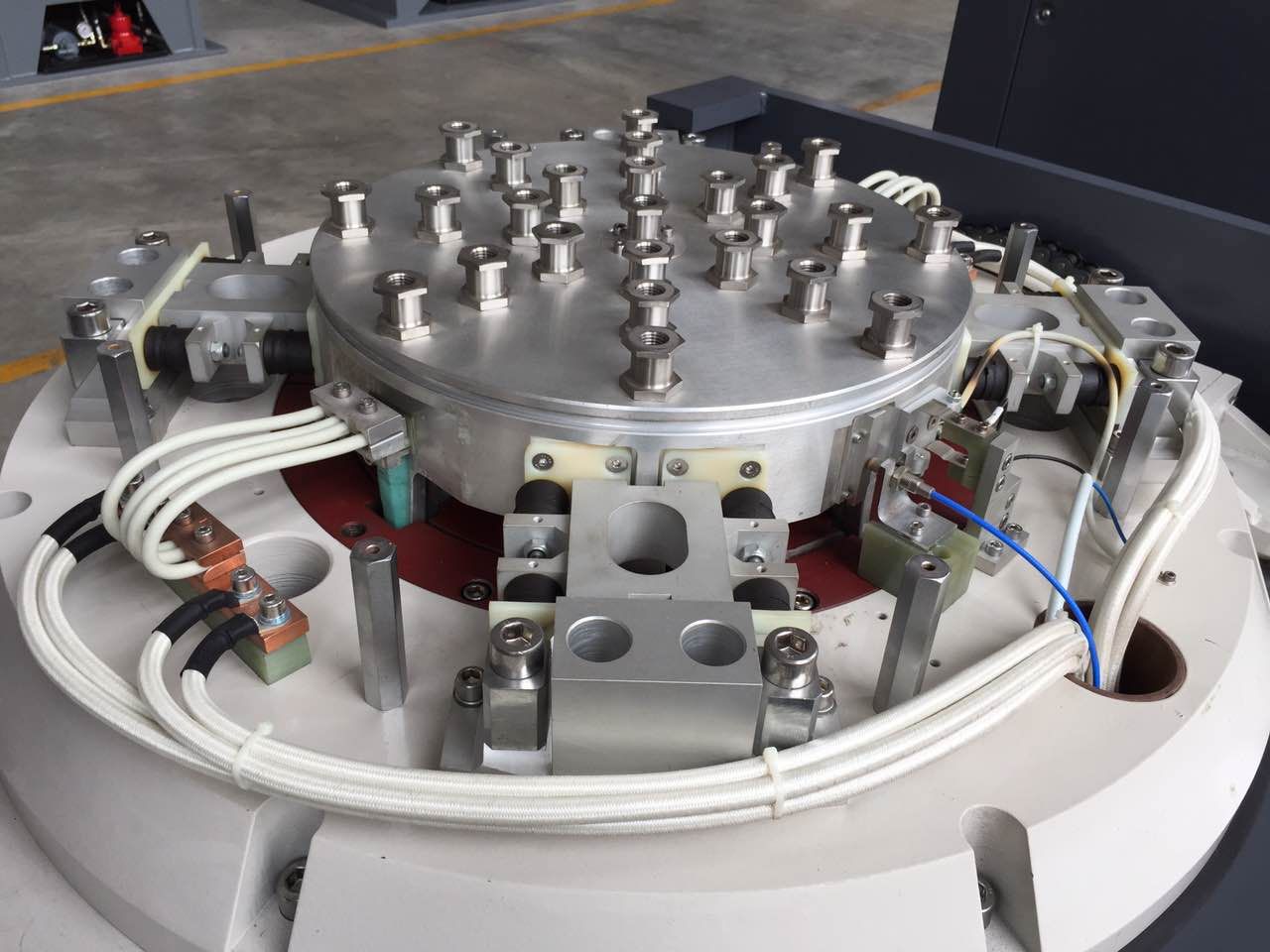 Above - “Roller-truss” upper suspension used in shakers with up to 51 mm (2 in) stroke has four elastomeric elements