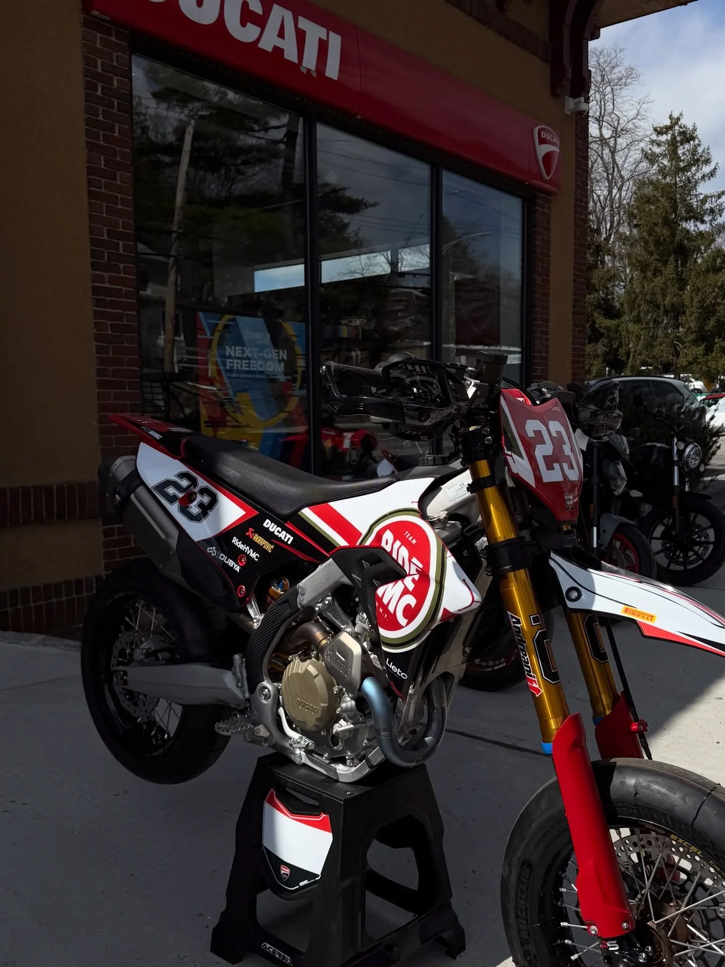 Desmo 450 SM build by @hvmotorcycles came out 🔥 Ready to rip tomorrow for Motard Monday ✊🏼