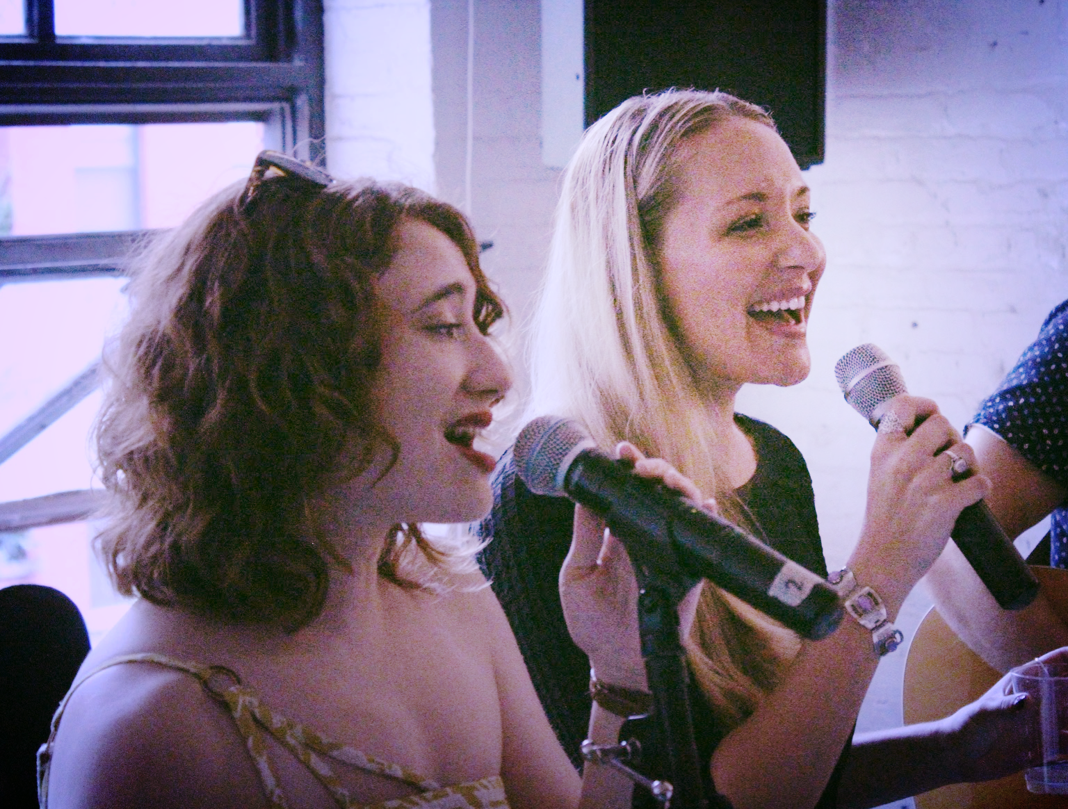 emily singing with fellow pig sara!