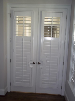 Plantation shutter with a divider rail.PNG