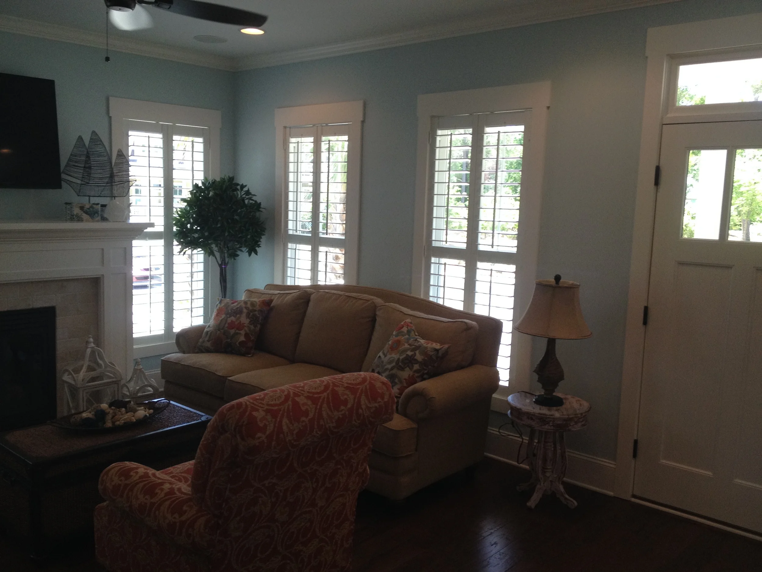 Living Room with 3 single windows and 2 panels with divider rails in each window.JPG
