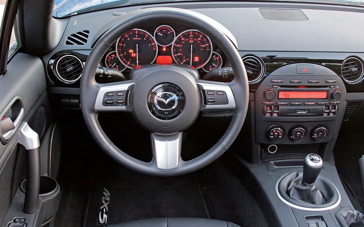 112_0609_04z-2006_mazda_mx5_miata-interior.jpg