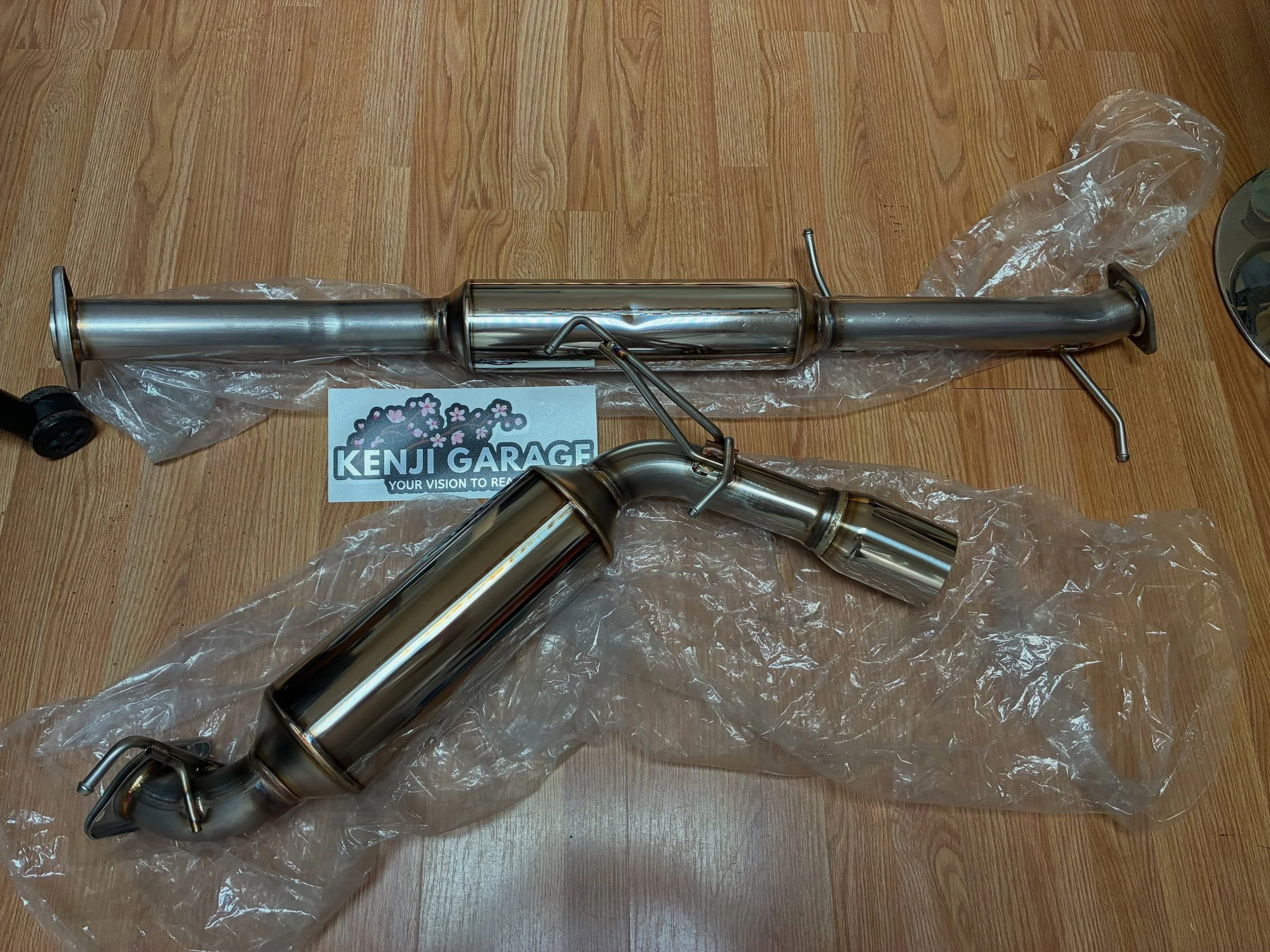 *Scratch &amp; Dent* Fujitsubo RM-01A Exhaust 90-97 Mazda Miata 

Part Number: 160-42412

Condition New

Notes has one dent on resonator, one small dent and scratch on tip due to shipping damage 

Note: Except 96-97 1.8L (Need to add O2 sensor flange