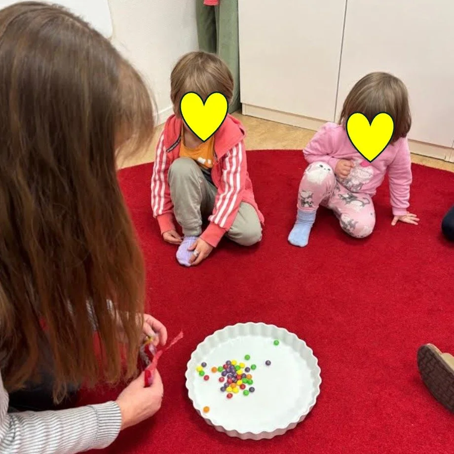 🌈✨ Skittles-regnb&aring;ge p&aring; Villan! ✨🌈

Idag utforskade vi f&auml;rger genom ett roligt och f&auml;rgglatt experiment &ndash; vi gjorde en Skittles-regnb&aring;ge! Barnen var fascinerade av hur f&auml;rgerna spreds ut och blandade 🌟

Deras