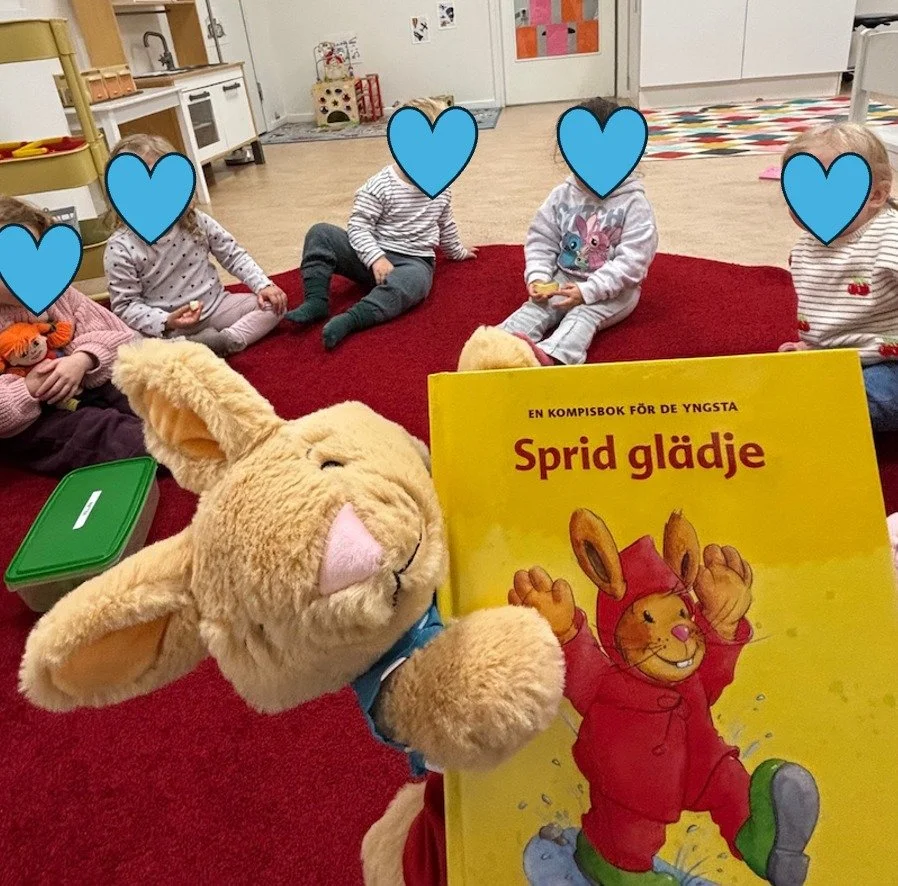 🌍 Idag firade vi Internationella v&auml;nskapsdagen p&aring; Villa Gorilla 🌍

Barnen tr&auml;ffade Kanin &amp; Igelkott, lyssnade p&aring; &ldquo;Sprid gl&auml;dje&rdquo; och skapade en v&auml;nskapstavla med handavtryck &ndash; d&auml;r alla samar