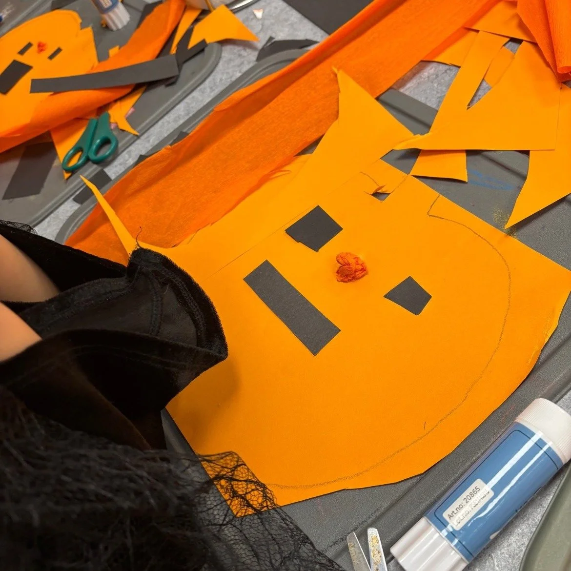 🎃 Halloweenfest 2025 🎃

Halloween har blivit en uppskattad tradition hos oss! Vi pysslar sp&ouml;ken och pumpor, sjunger sp&ouml;ks&aring;nger och dansar p&aring; v&aring;rt eget lilla disco. Barnen f&aring;r g&auml;rna kl&auml; ut sig &ndash; f&au