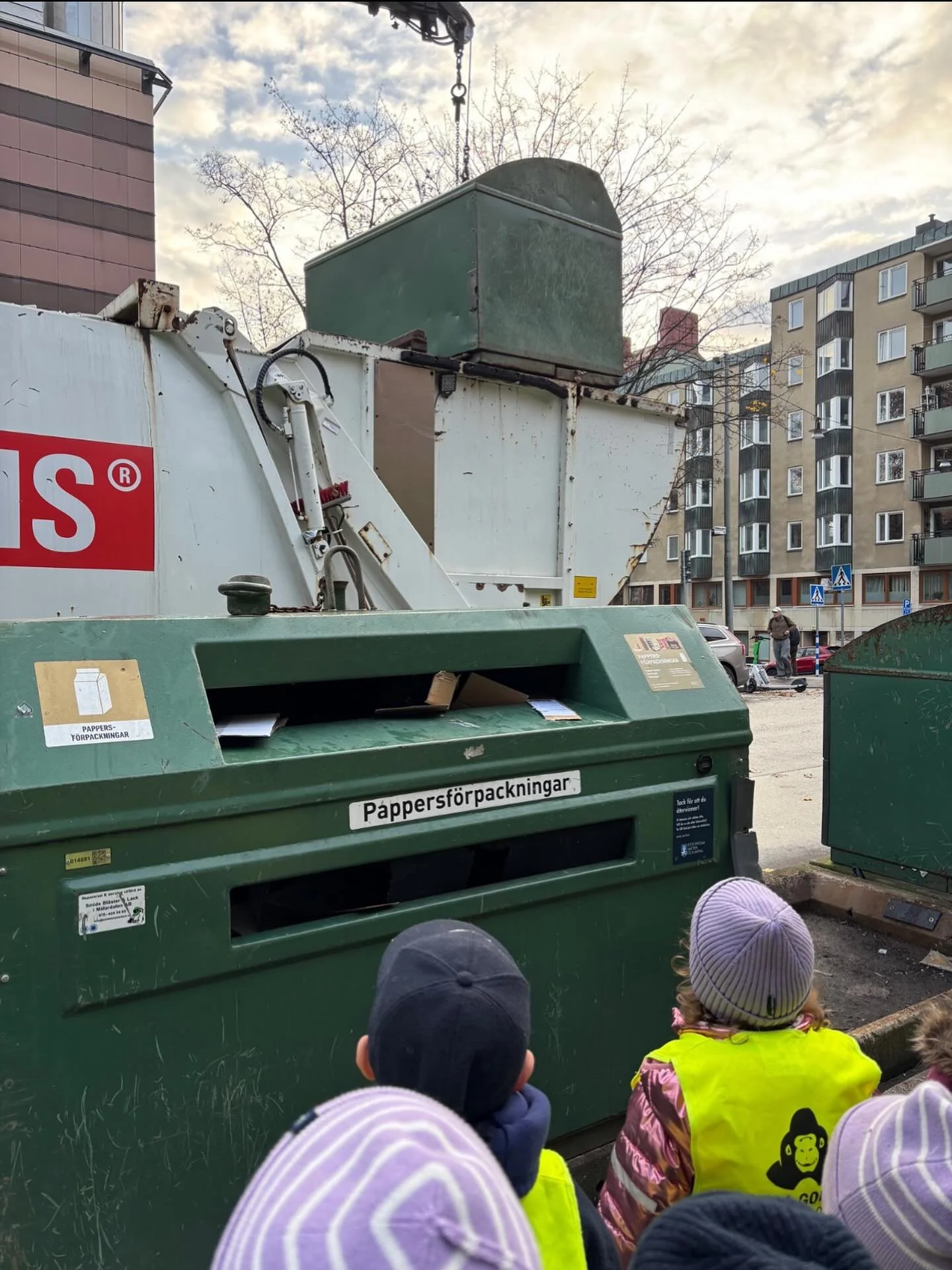 &Aring;tervinning &auml;r sp&auml;nnande 📦 

Idag gick barnen till &aring;tervinningen. Vi hade tur f&ouml;r det kom en stor lastbil och t&ouml;mde alla containrar! Sedan gick vi och tittade p&aring; bj&ouml;rkar och hur de f&ouml;r&auml;ndras &ouml