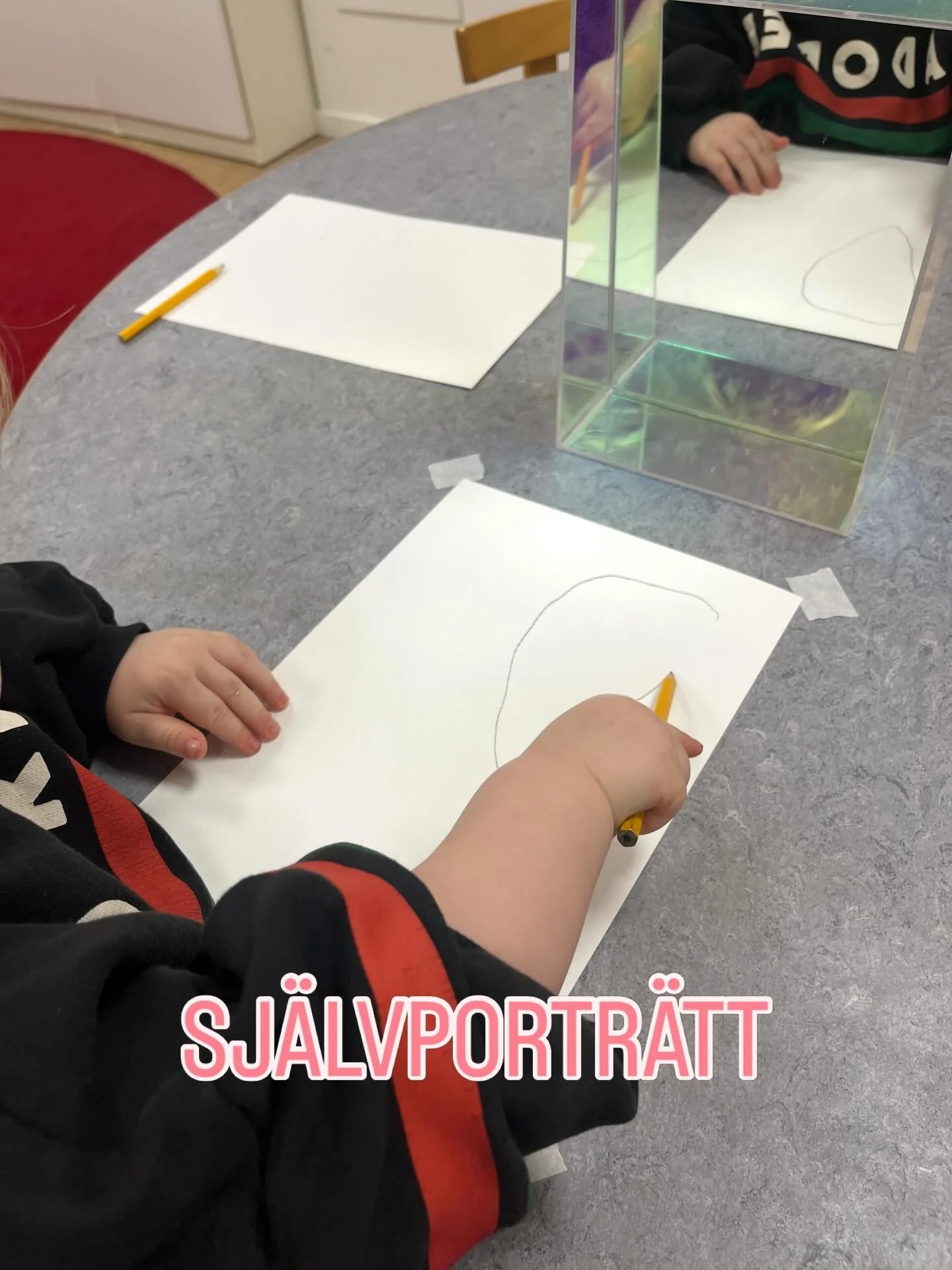 P&aring; yngrebarnsavdelningen Villan har vi p&aring; senaste jobbat med sj&auml;lvportr&auml;tt. Barnen har f&aring;tt sitta med en pedagog och se sig i spegeln och skapa sitt egna portr&auml;tt. De har noterat detaljer och former i samtal med pedag