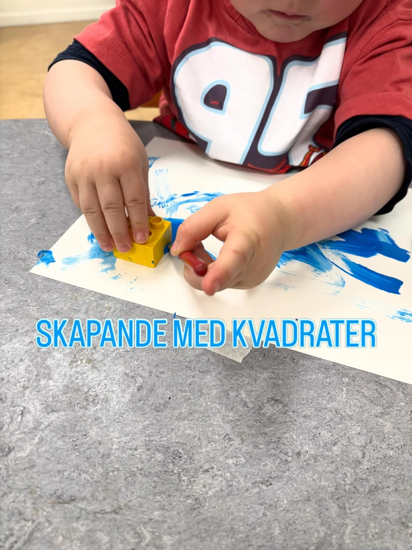 Barnen p&aring; Villan har idag skapat med inspiration av kvadrater. Vi har tittat och diskuterat kring kvadratens fyra h&ouml;rn och fyra sidor. Barnen uppt&auml;ckte att de kunde anv&auml;nda duploklossar som st&auml;mplar f&ouml;r att skapa egna k