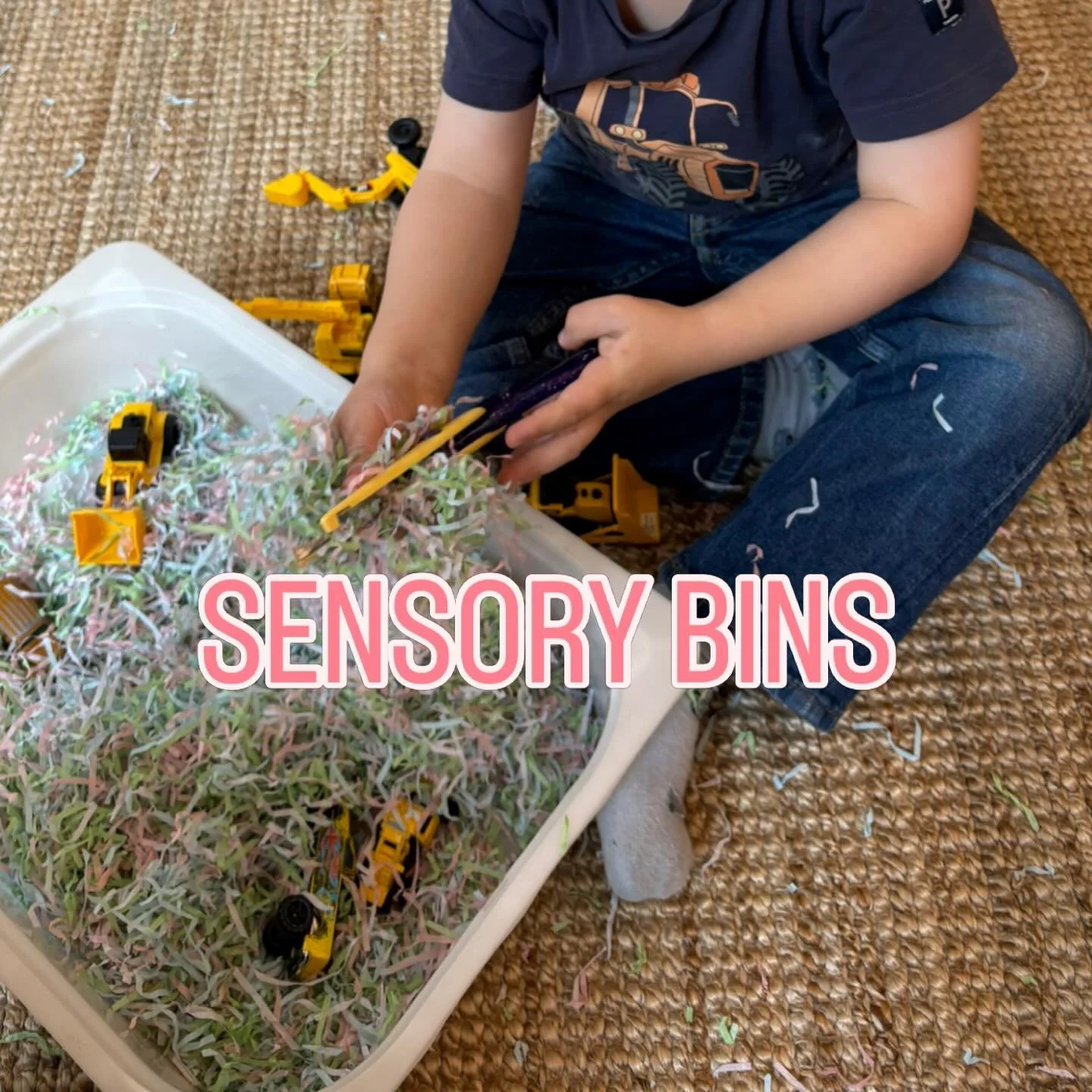 Sensory bins (sensoriska l&aring;dor) &auml;r ett pedagogiskt verktyg i f&ouml;rskolan som stimulerar barns sinnen, finmotorik och spr&aring;kutveckling genom lek med olika material! Ig&aring;r provade n&aring;gra p&aring; Gorillan det!
Hur k&auml;nn