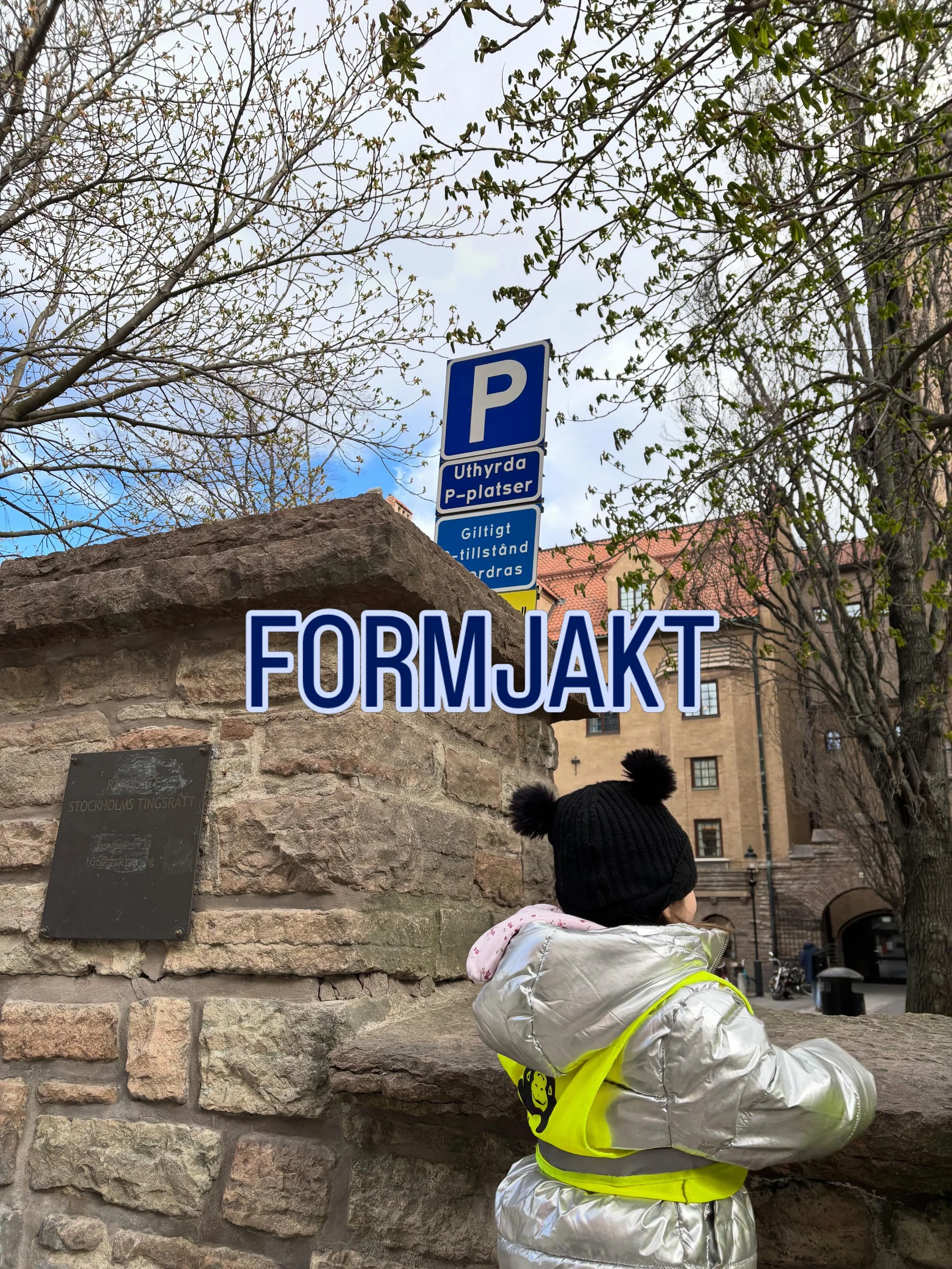 F&ouml;rra veckan gick Villan iv&auml;g p&aring; formjakt och n&auml;rmre best&auml;mt kvadratjakt. Vi talade om kvadratens fyra h&ouml;rn och fyra lika l&aring;nga sidor. Vi r&auml;knade f&ouml;r att se vad som var kvadrater och inte. Vad skiljer eg