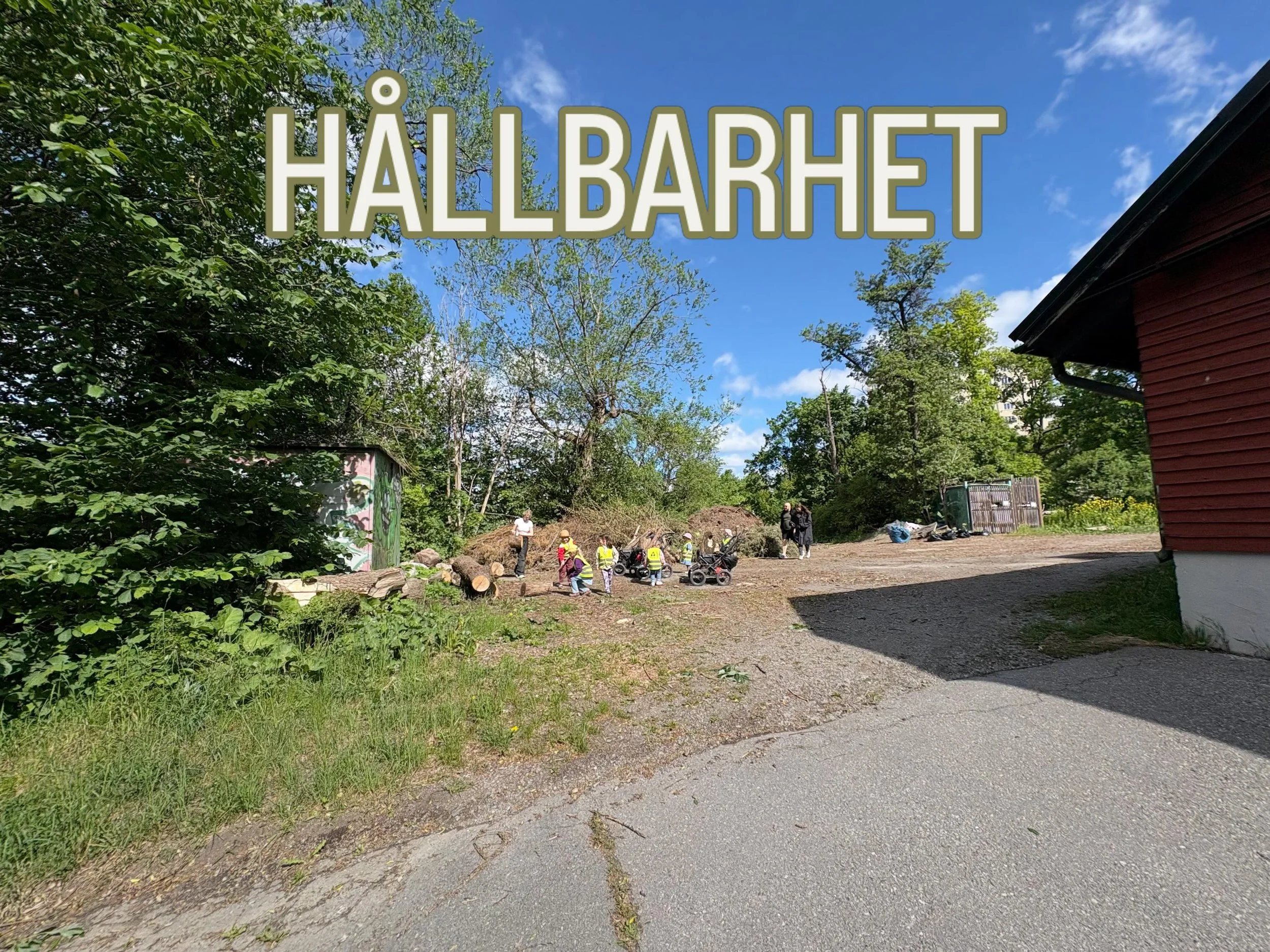 Idag har vi varit och h&auml;mtat naturmaterial till v&aring;ra l&auml;rmilj&ouml;er! Vi har haft kontakt med parkf&ouml;rvaltningen p&aring; Kungsholmen som l&aring;tit oss komma till deras dep&aring; med avverkat material fr&aring;n parker p&aring;
