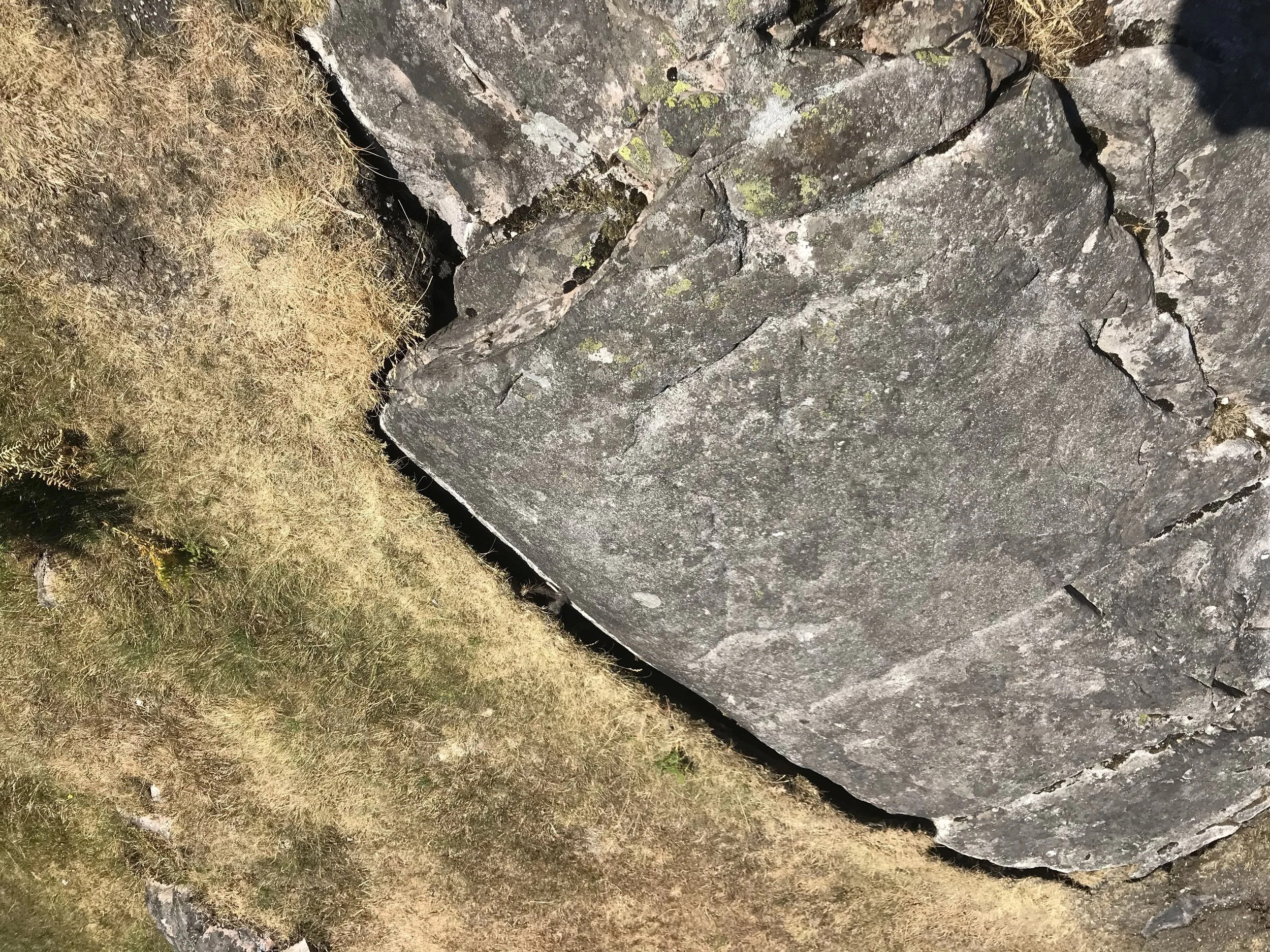 The alarming gaps that now 'draw' dark outlines around the rocks.