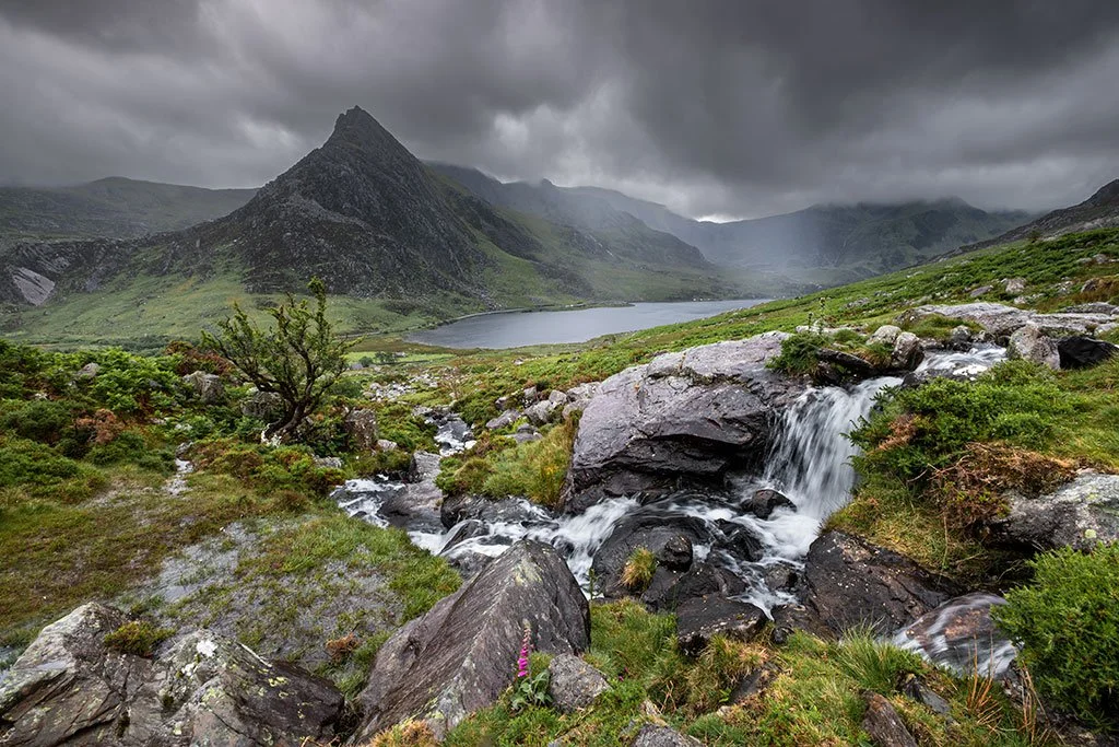 Heavy-Clouds-And-Clearing-Rain-Through-The-Ogwen-Valley-In-Summer..jpg