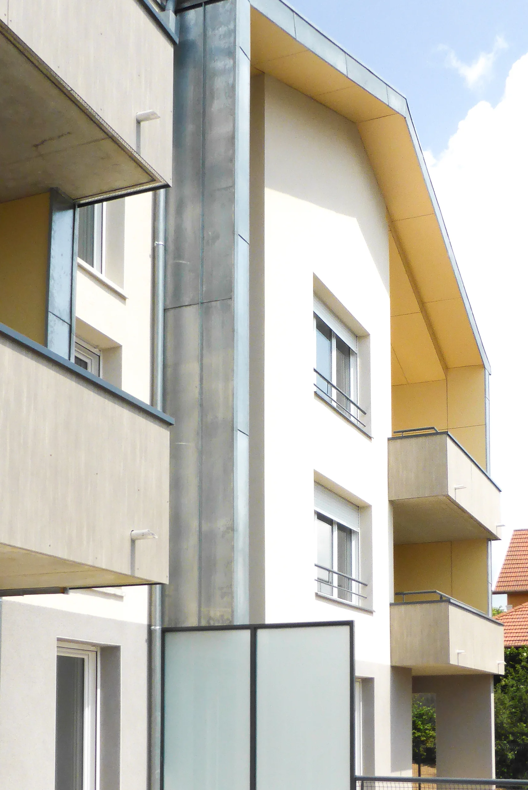 Façades en zinc et panneaux composites.