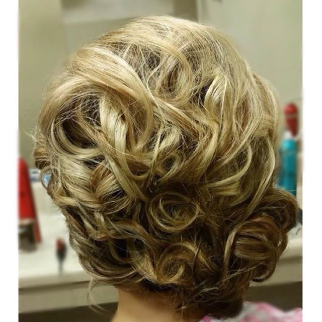 B R I D A L  H A I R  by Jocelyn ~ 
#bridalhair #updo #flawless #onsitehair #wetravel 👰🏼👜