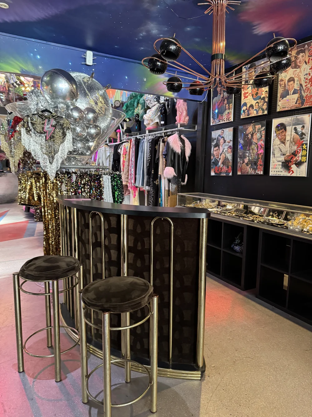 Jewellery station with bar