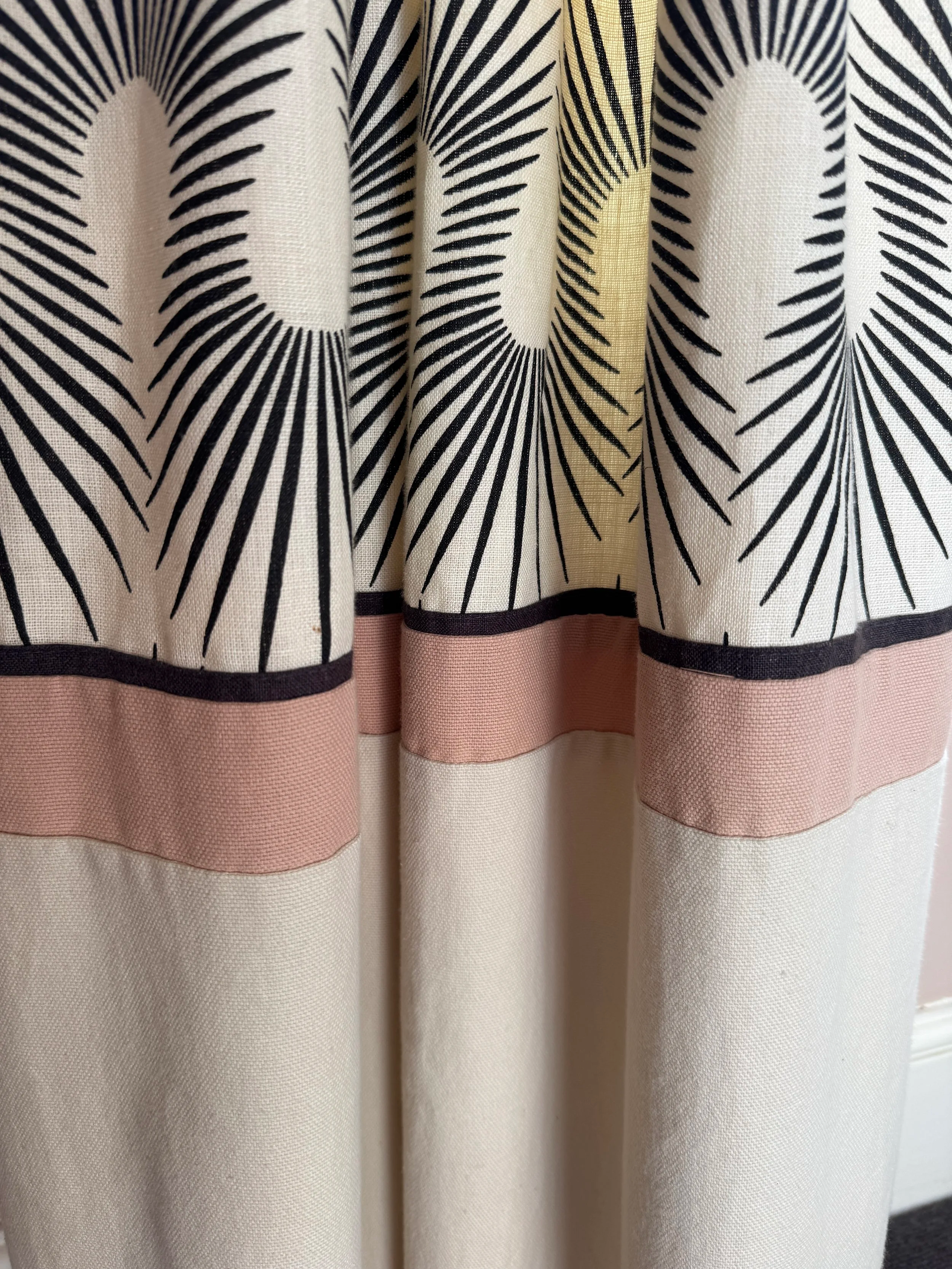 The plaster pink band and fine black trim create a crisp tailored finish.