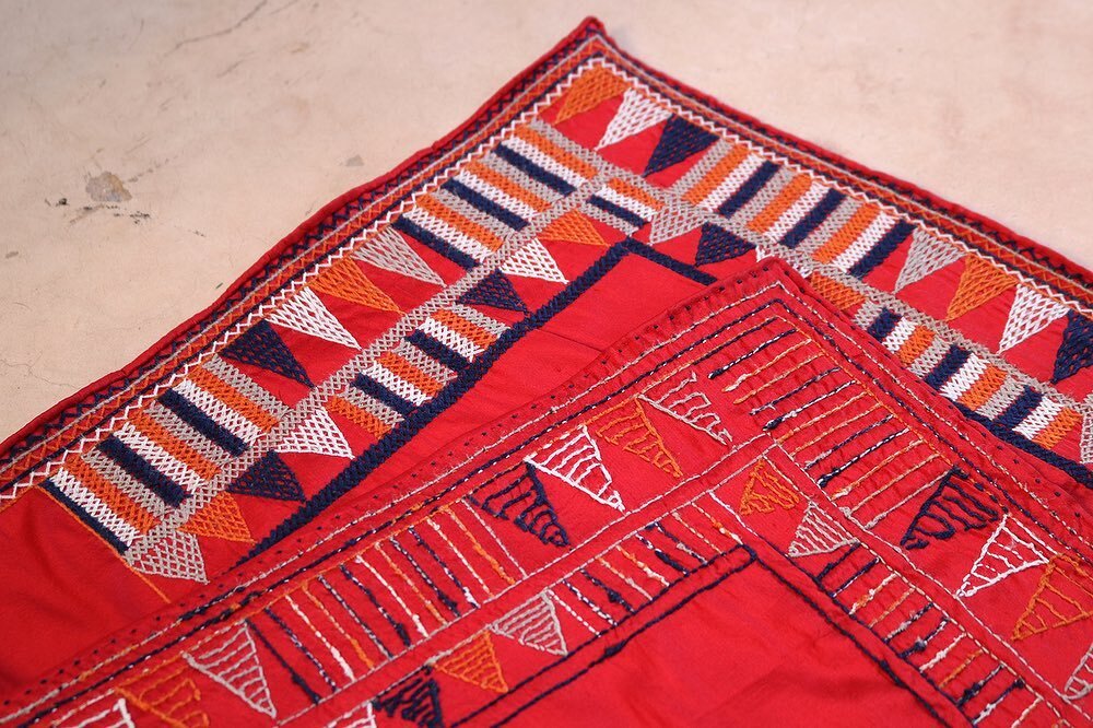 Every once in a while, one of the Alnour embroiderers dedicates a very long time to one special piece of embroidery art. 🧣 This one-of-a-kind Shantung Silk Shawl is an example of that. This piece – embroidered by hand with silk yarn – wa