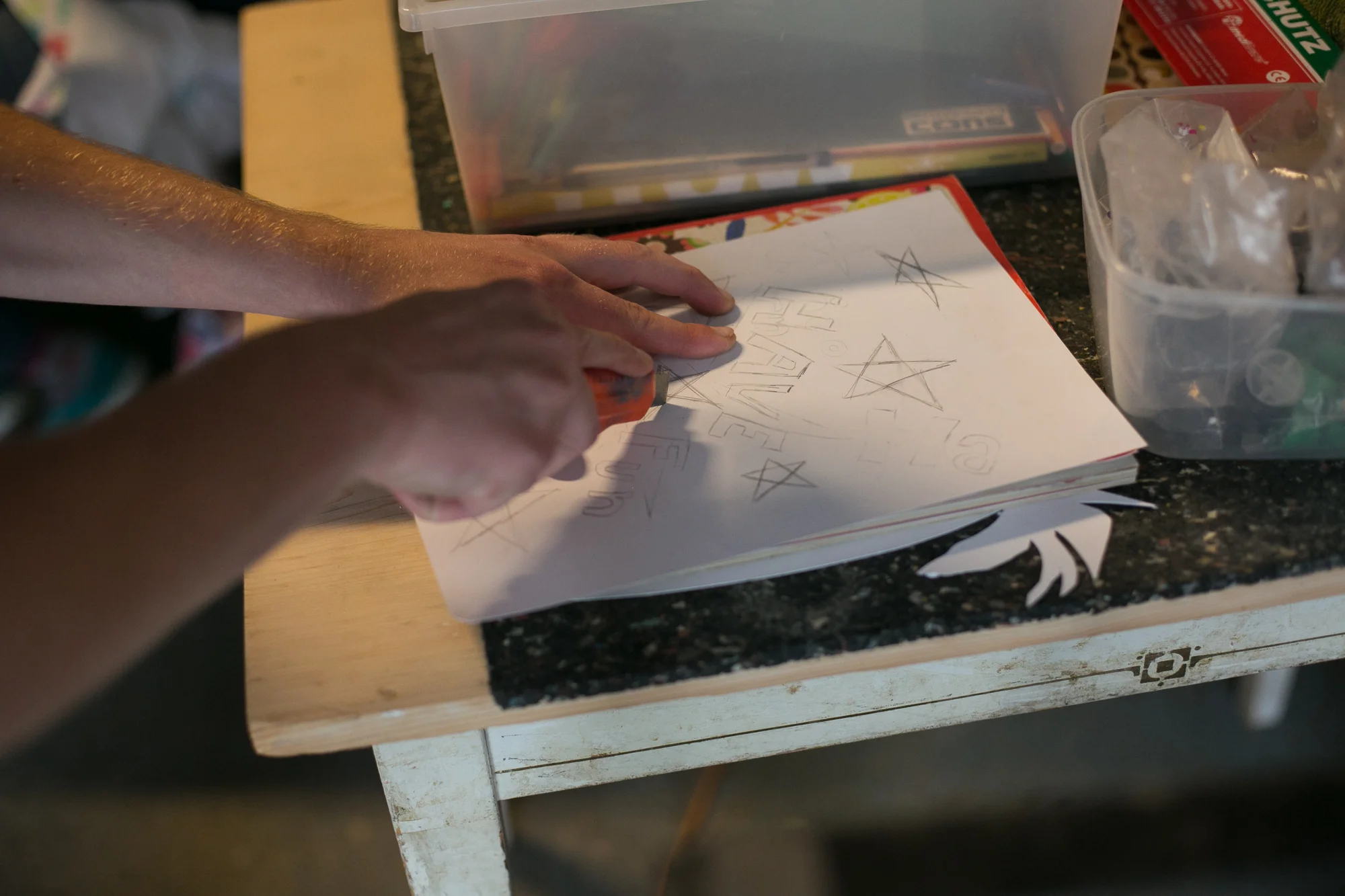 Graffiti sjabloon snijden Skatepark Sweatshop den Haag 2015 .jpg