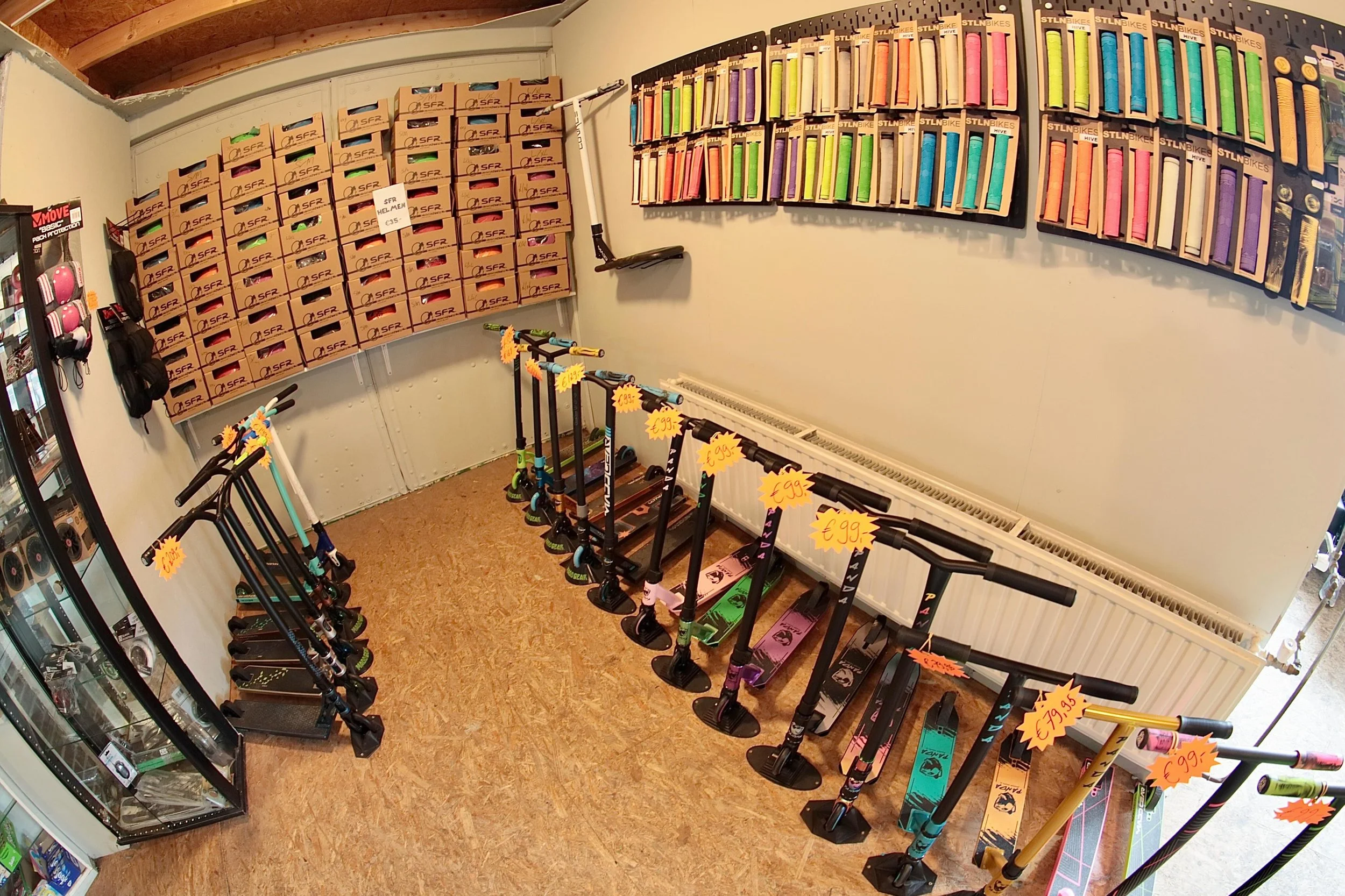 Nieuw binnen! 🛴🛹

We hebben weer volop nieuwe spullen op voorraad! Ben je op zoek naar een nieuwe stuntstep, skateboard of bescherming ? Dan is dit h&eacute;t moment om langs te komen en ons assortiment te bekijken.

Daarnaast hebben we ook een rui