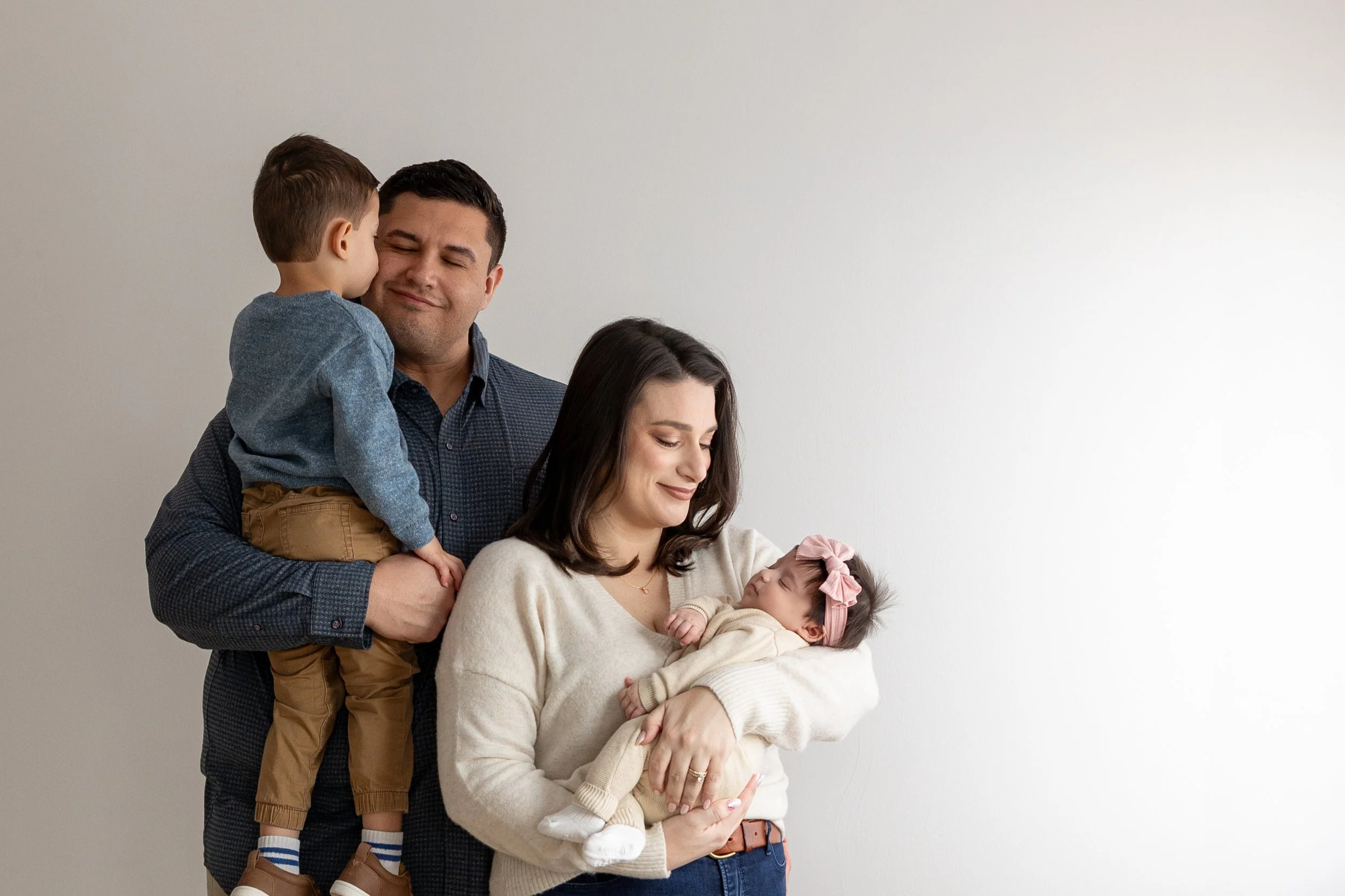 newborn and family photographer naperville downers grove hinsdale