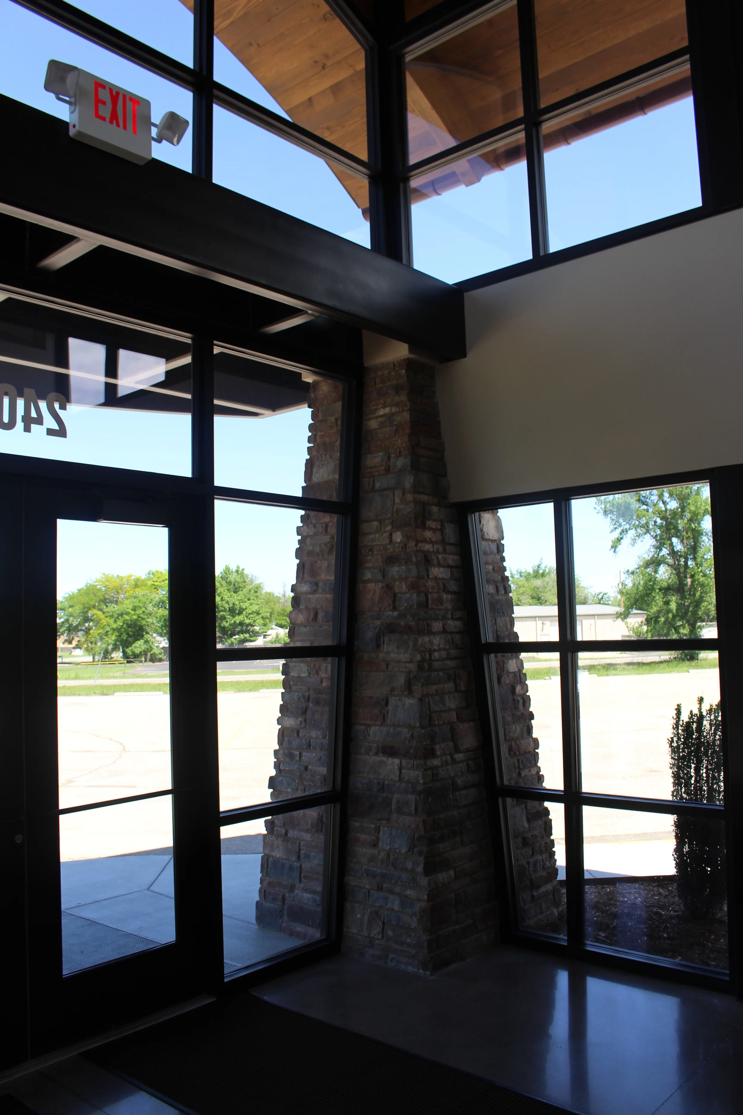 ENTRANCE VESTIBULE CORNER DETAIL