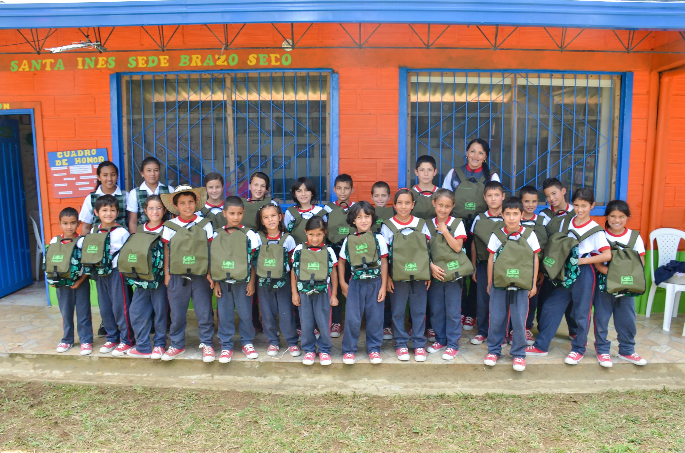 The students at Brazo Seco were thrilled to receive their new Famicafé backpack!
