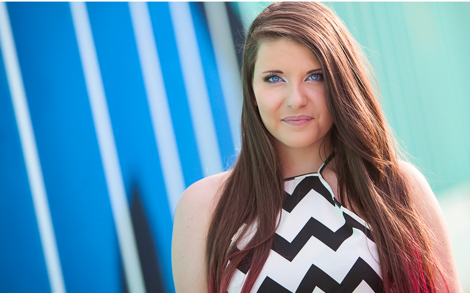 Senior Pictures in Denver using street art as backdrop, with Portrait Photographer Jennifer Koskinen | Merritt Design Photo