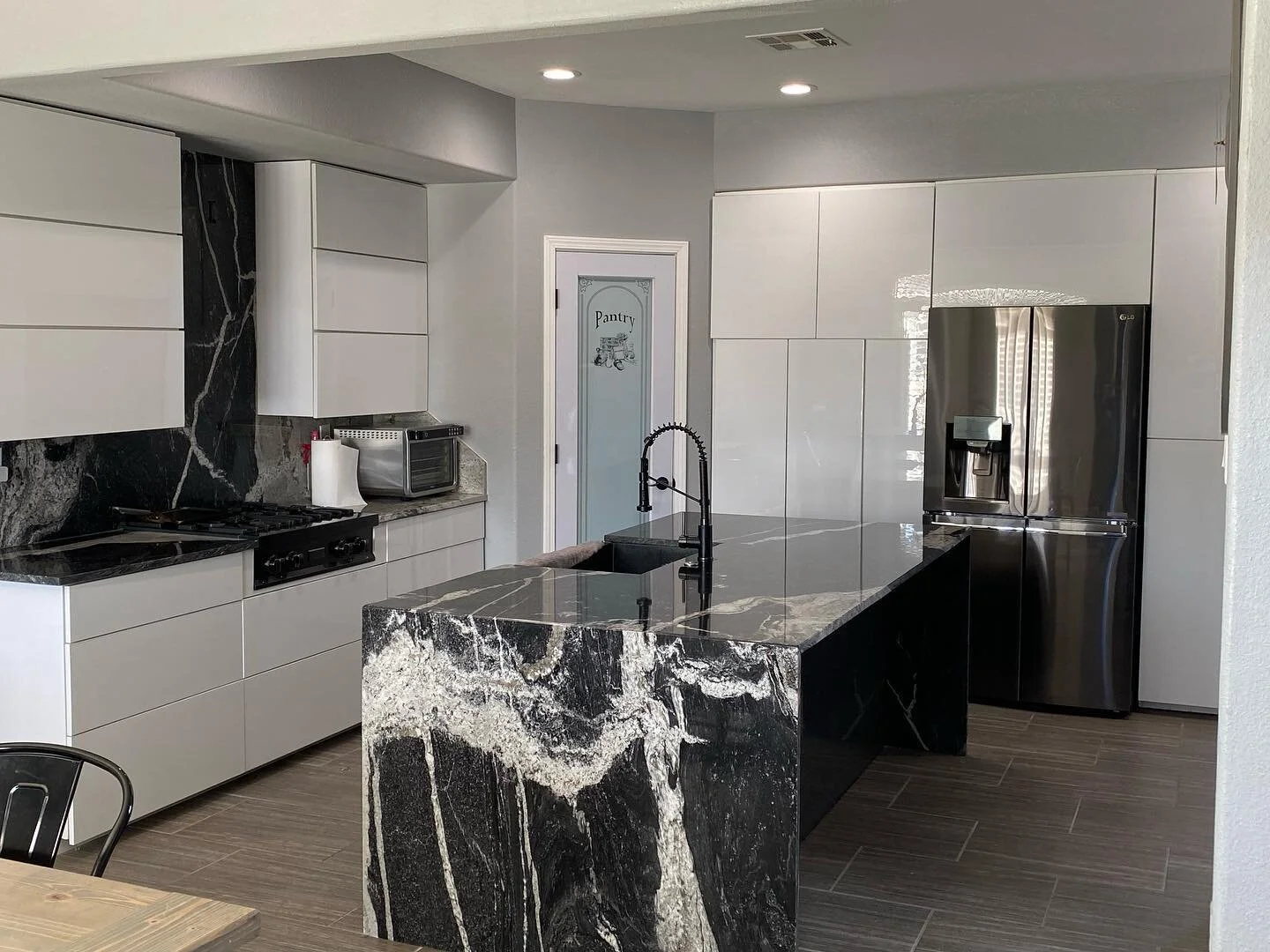 High gloss cabinets with Māori granite &amp; push to open cabinets! #highglosscabinets #maorigranite #pushtoopen