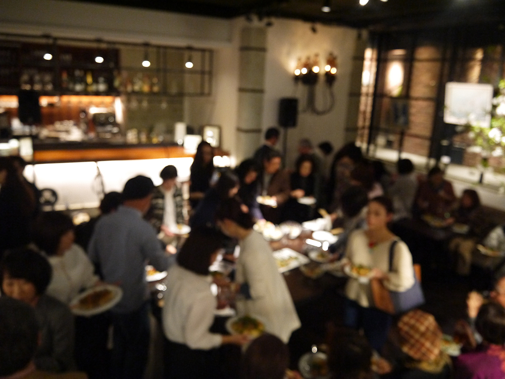 ビュッフェスタイルの立食パーティー(70名の立食パーティ&ミュージックライブ)