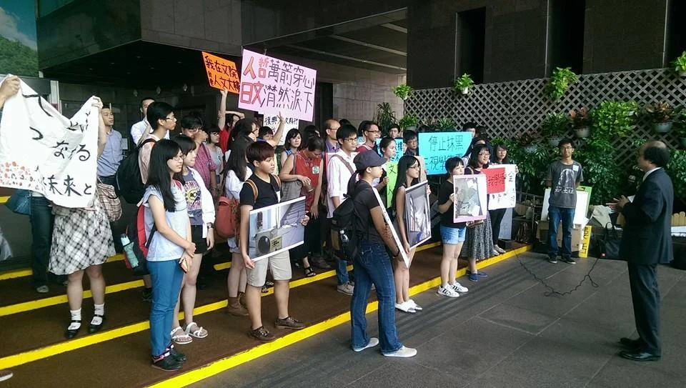 不思檢討 教育蒙上陰影