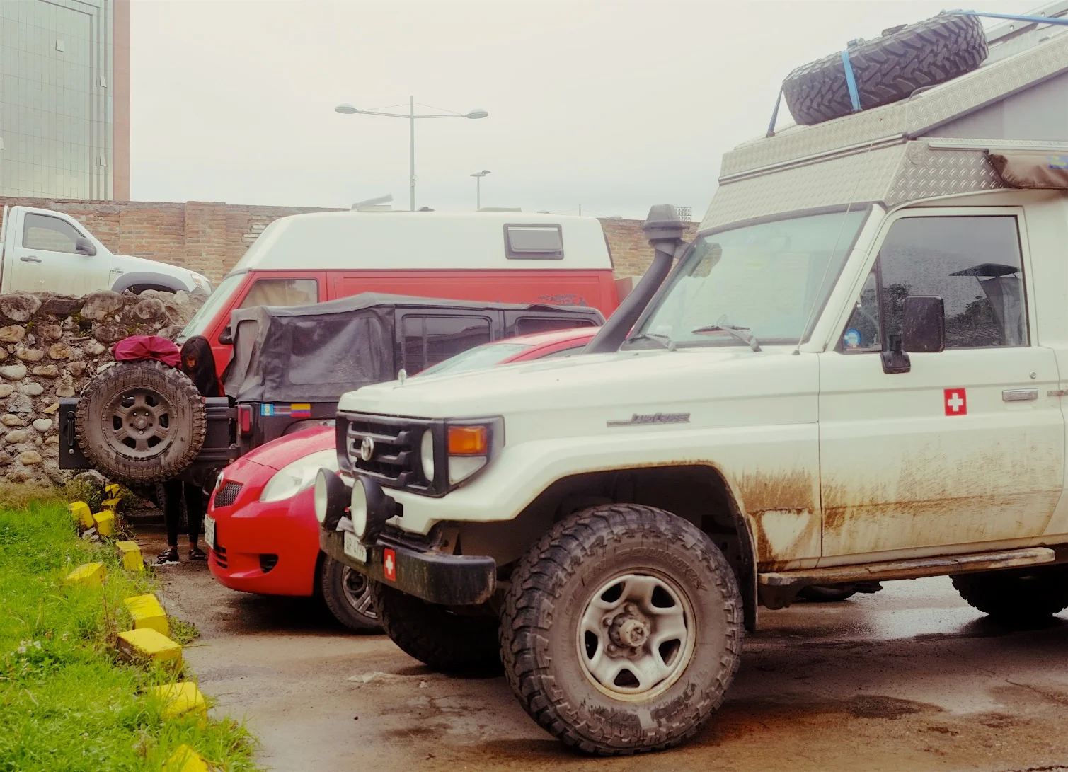 Meeting other overlanders in a parking lot in Ecuador in Cuenca.