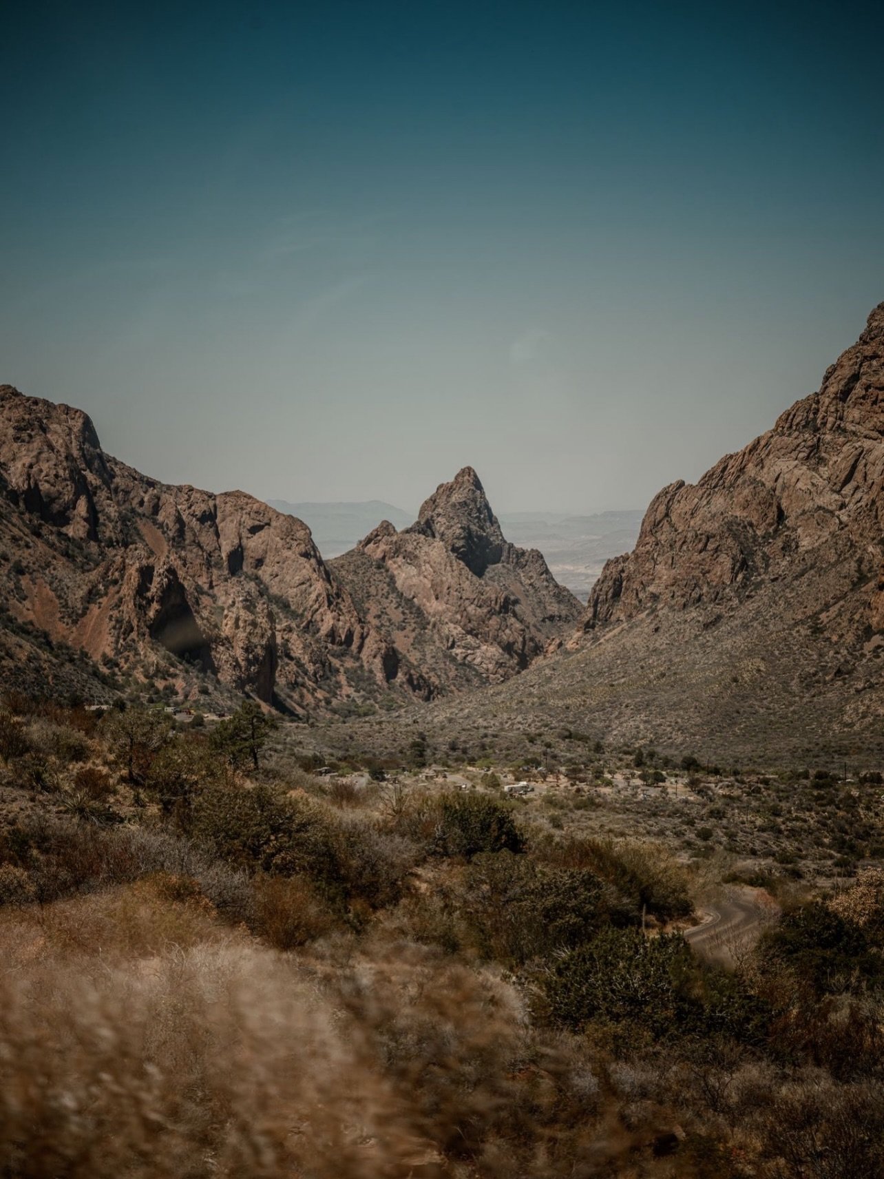 Texas has a quiet kind of vastness.
The kind that slows you down without asking.
Endless roads.
Warm wind.
Open space.
Letting the desert do what it does best:
make everything feel a little clearer.
Big Bend area, Texas.
Slowly finding my rhythm agai