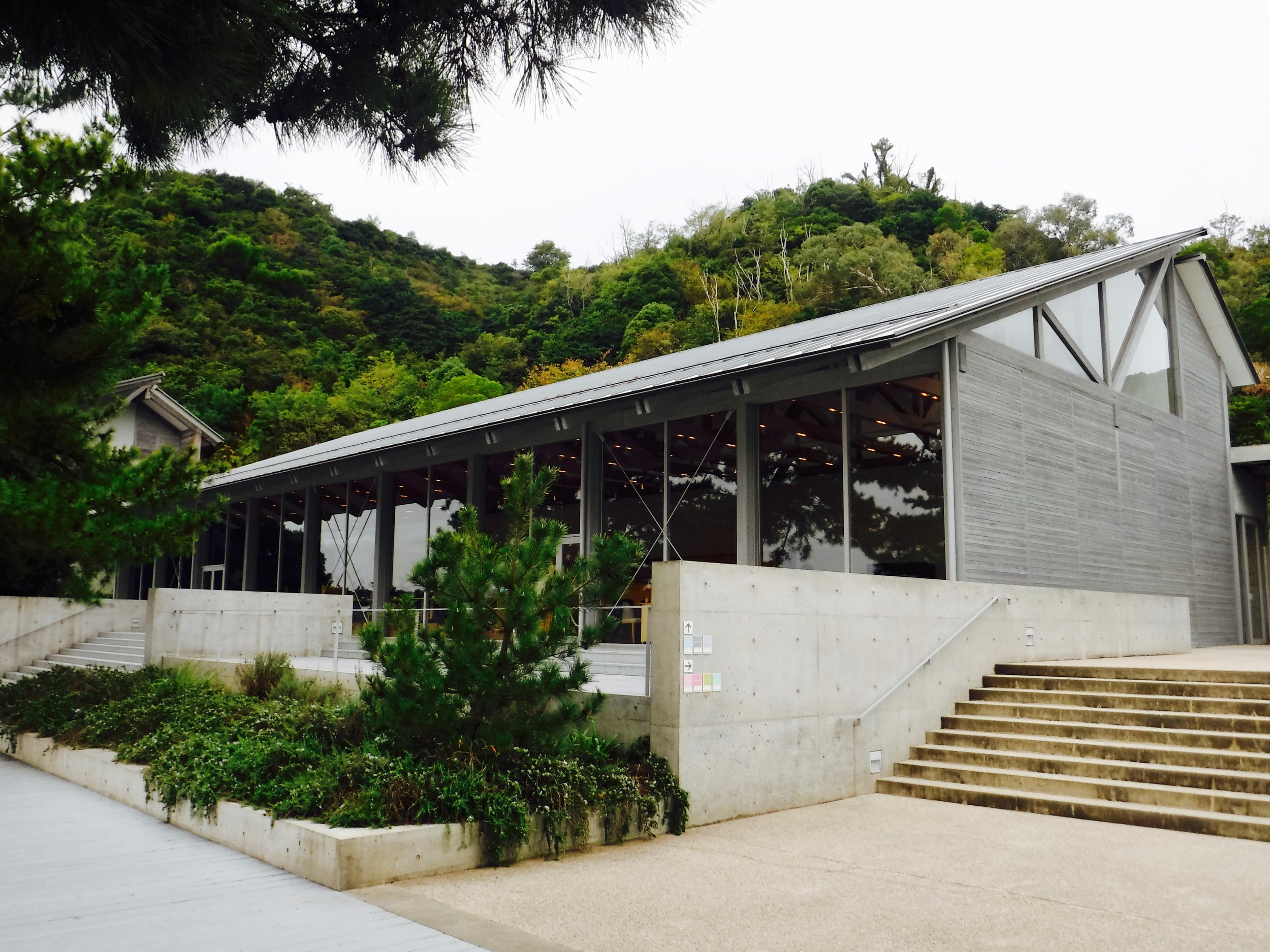 全体的に建物はグレー。日本の気候、景色に馴染むなと思いました。
