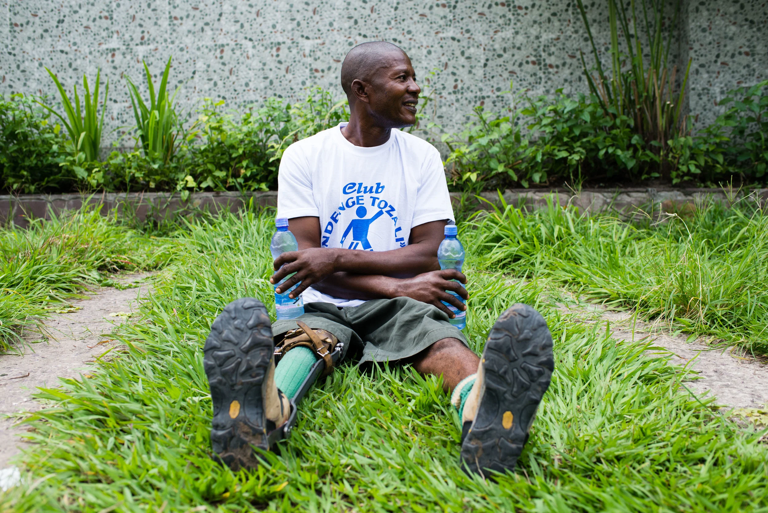  Dieudonné takes a rest during the walk. 