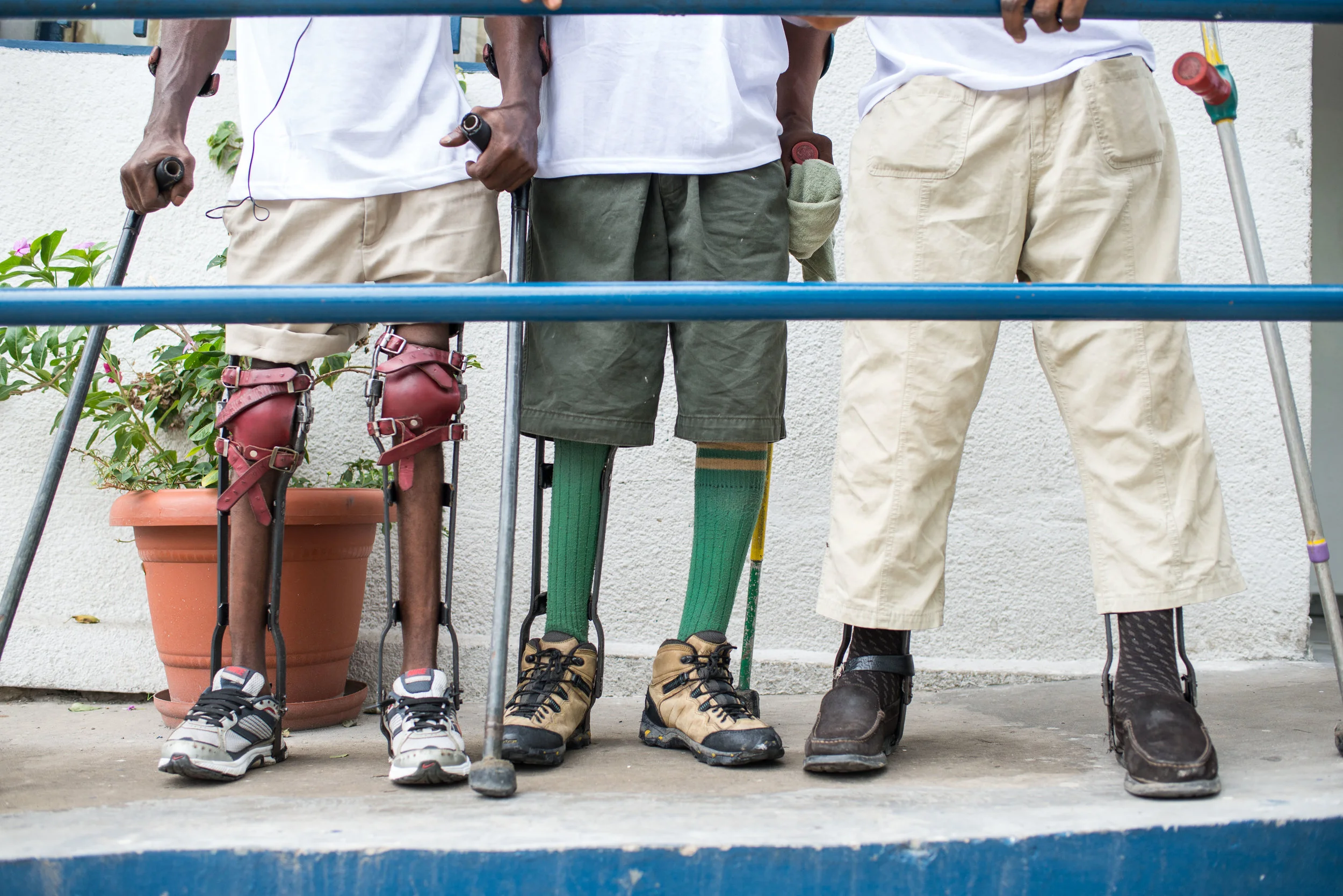  Custom-fitted leg braces are made on-site from locally sourced metal and leather. The robust model means that the braces can be repaired without recourse to expensive and rarely available plastics. 