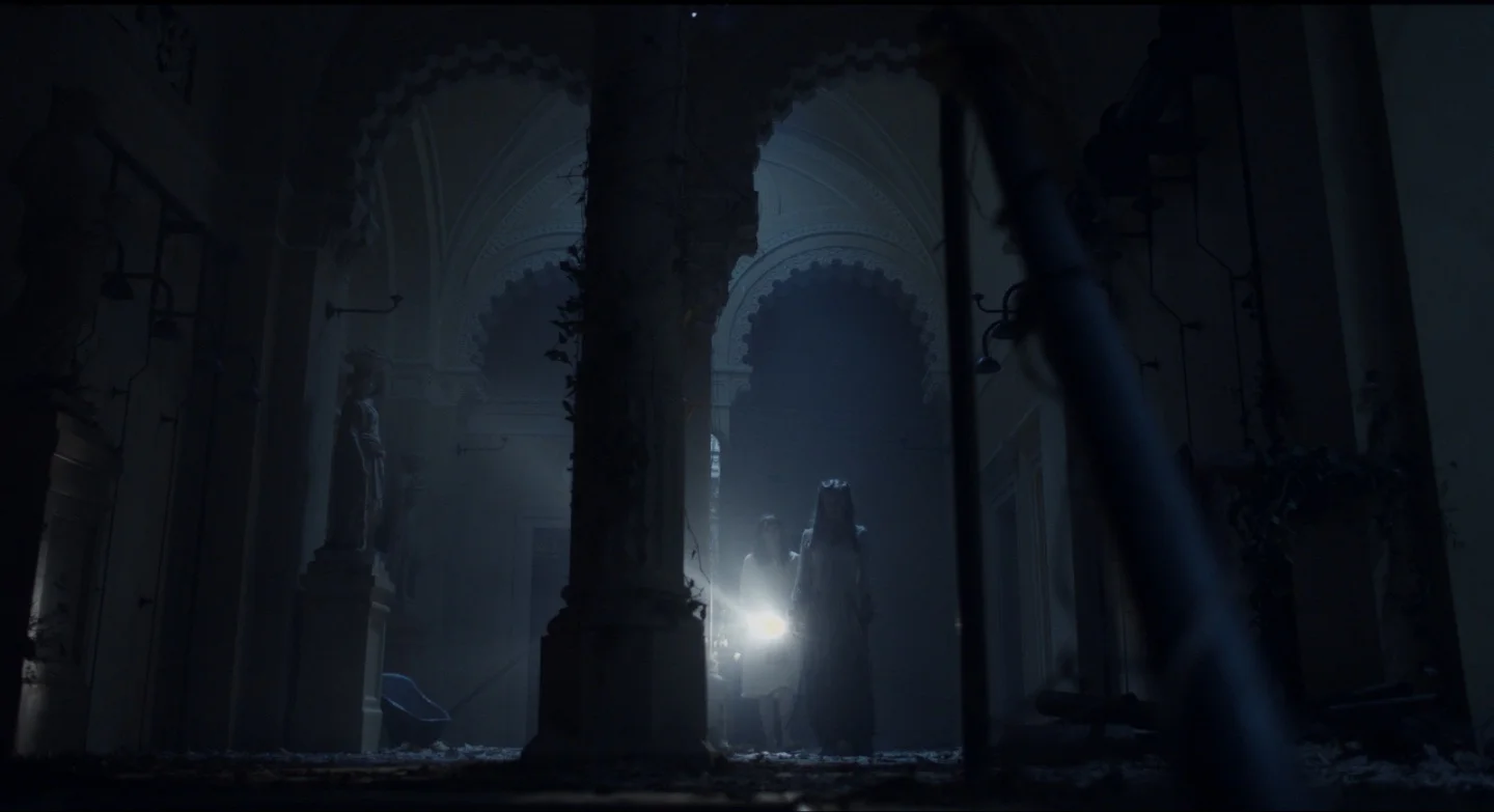 lara(Eleanor Tomlinson)-and-carmilla(Julia Pietrucha)-in-spa2.jpg